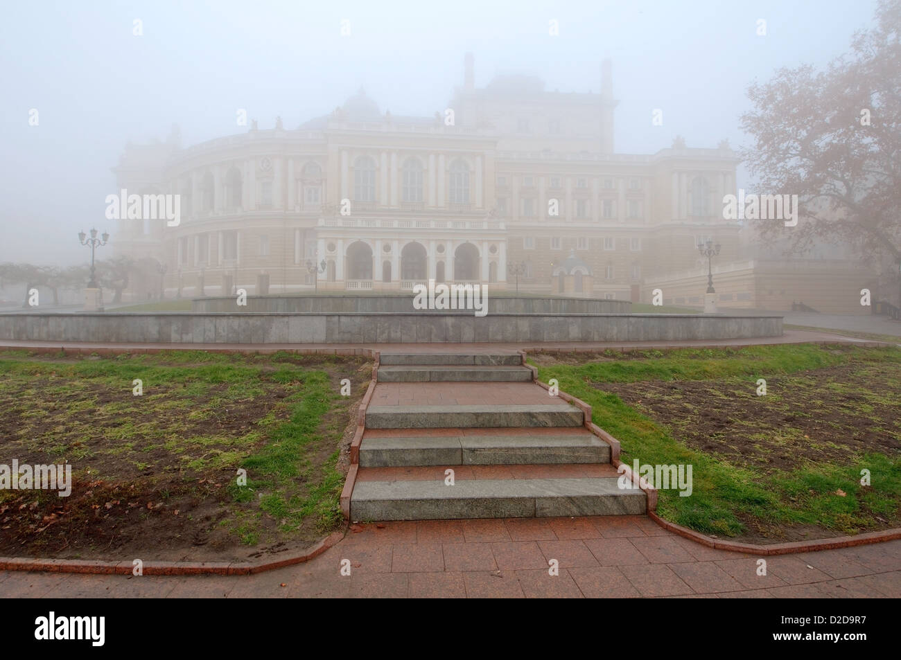 Odessa National Academic teatro di opera e balletto in una nebbia, Odessa, Ucraina, Europa Foto Stock