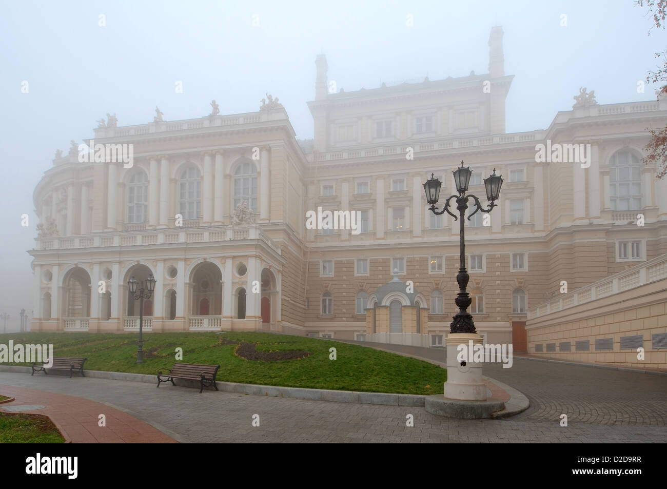 Odessa National Academic teatro di opera e balletto in una nebbia, Odessa, Ucraina, Europa Foto Stock