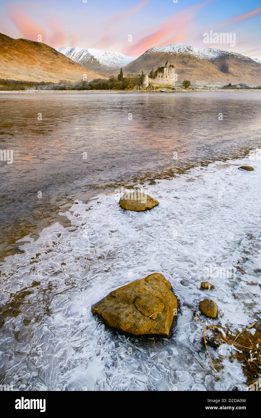 Vista sul Loch Awe di Kilchurn Castle nel Trossachs e Loch Lomond Park, Argyll & Bute, Scozia su un gelido inverno mattina Foto Stock