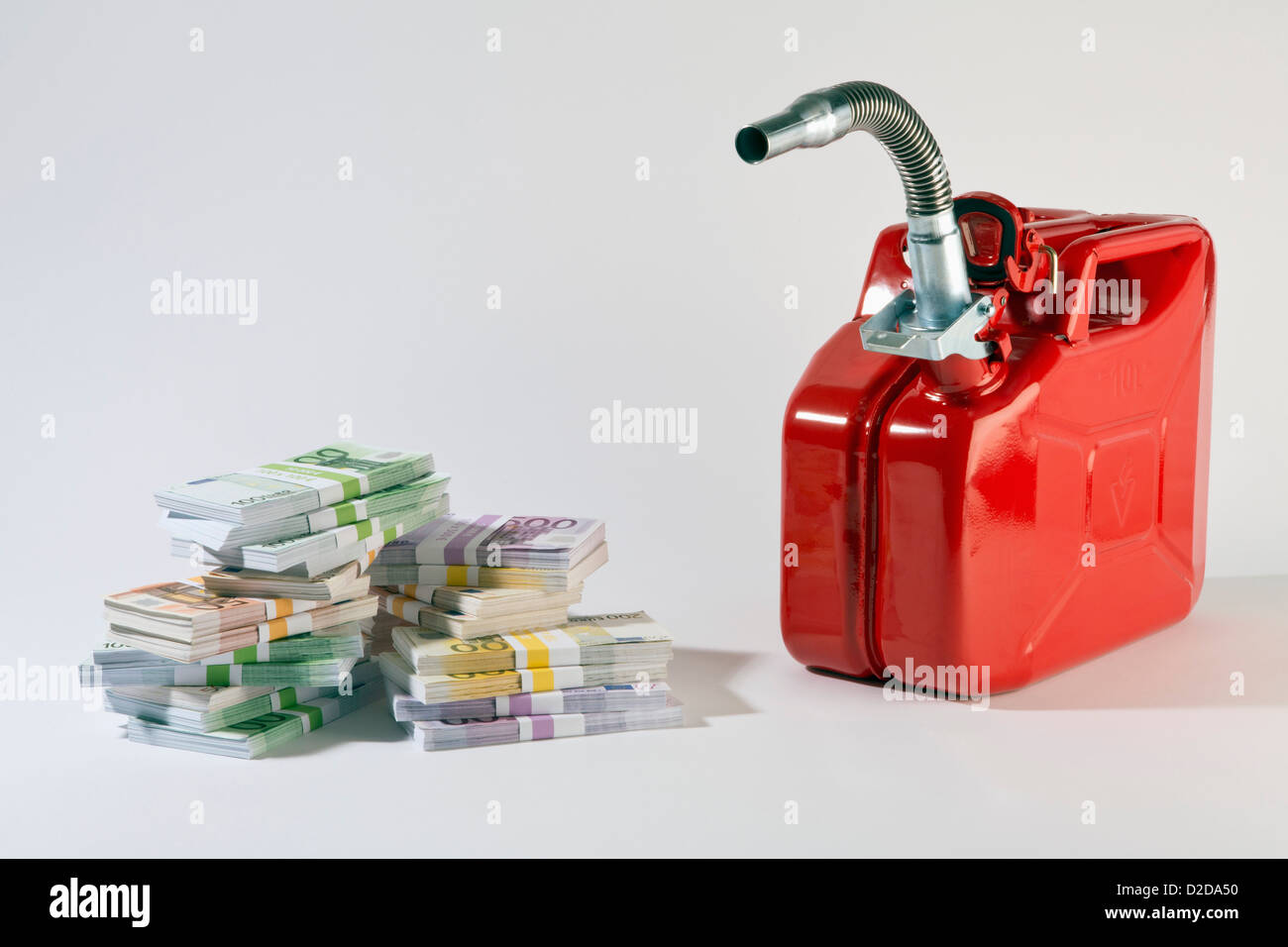 Un rosso di gas metallico può accanto a pile di grandi fatturati delle banconote in euro Foto Stock