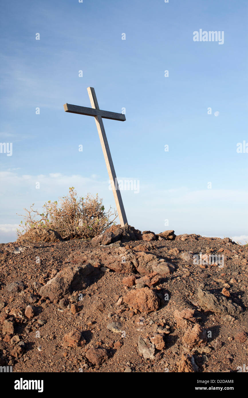 Una semplice croce di legno su una collina rocciosa Foto Stock