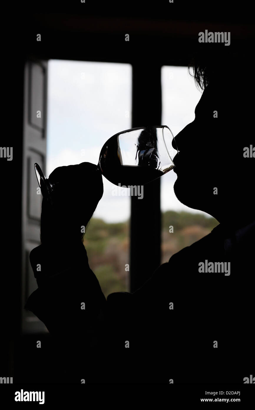 Un uomo prendendo un sorso di vino Foto Stock