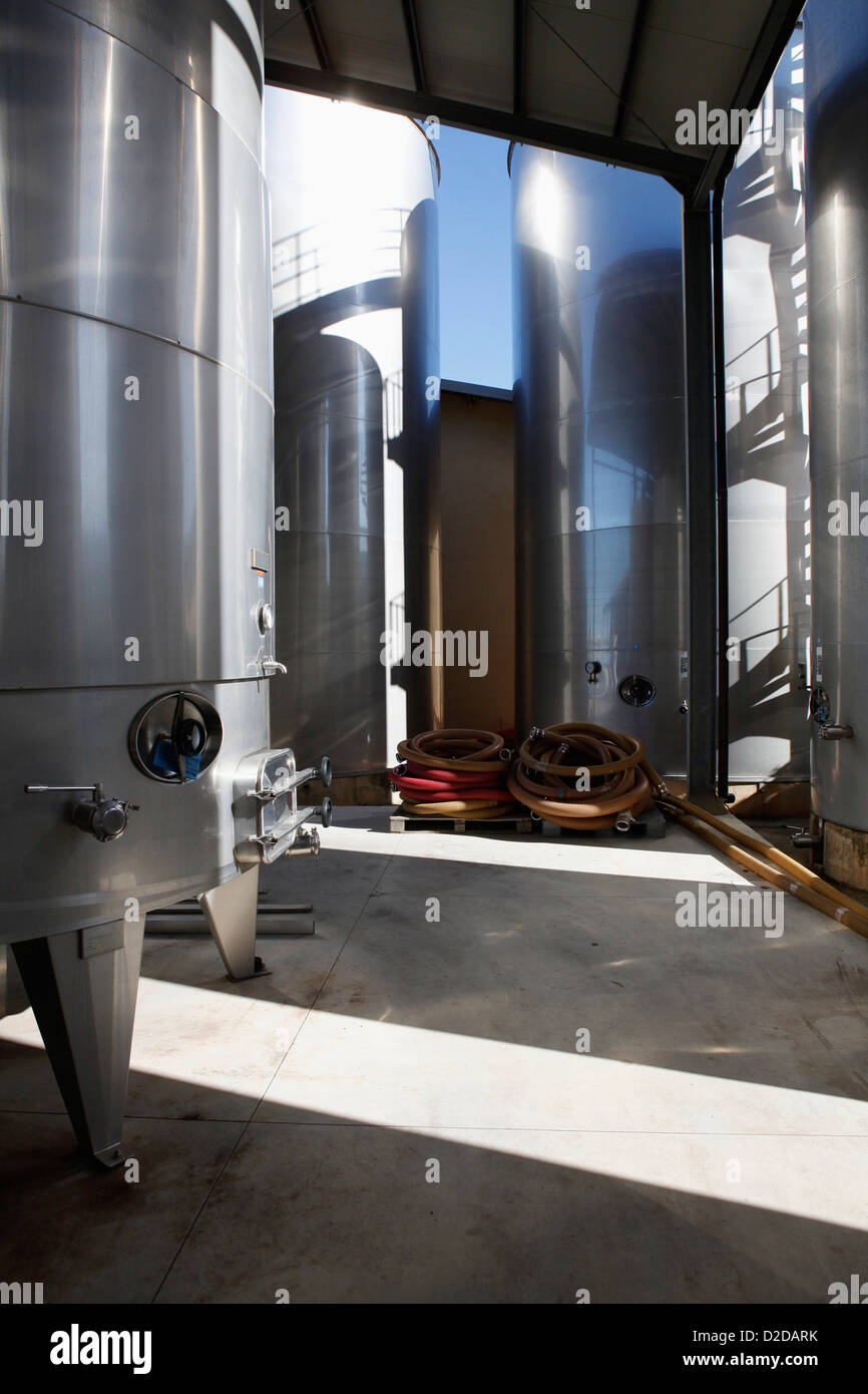 Moderna in acciaio inox serbatoi di vino in una cantina Foto Stock