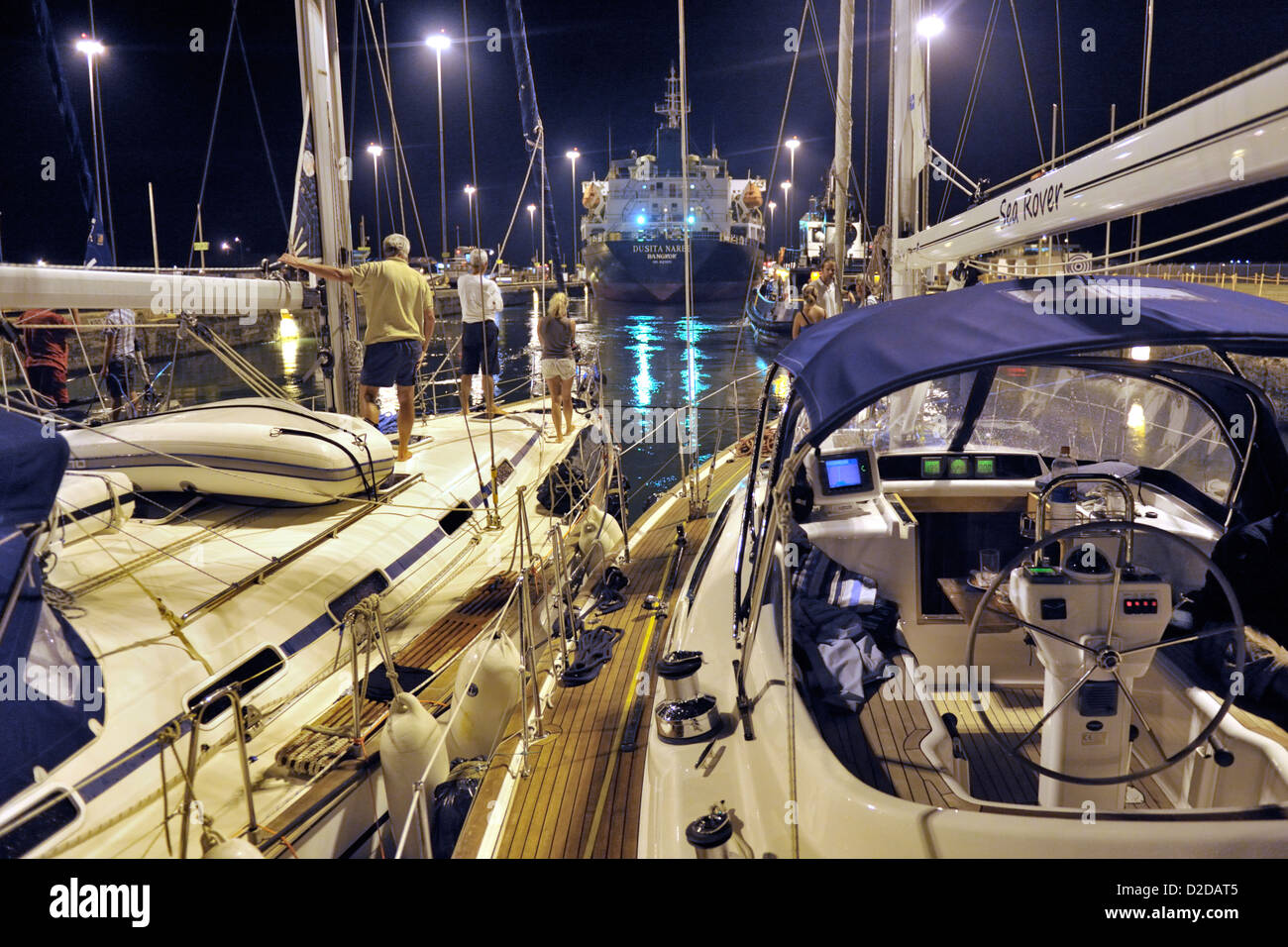 Due navi mercantili in transito attraverso il territorio della serratura Gatun di notte, precedendo di tre barche a vela si diressero insieme. Canale di Panama Foto Stock