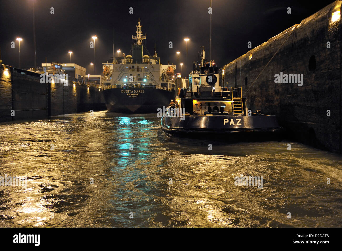 Due navi mercantili in transito attraverso il canale di Panama di notte. Nota acqua turbolenta come Gatun riempie di bloccaggio Foto Stock