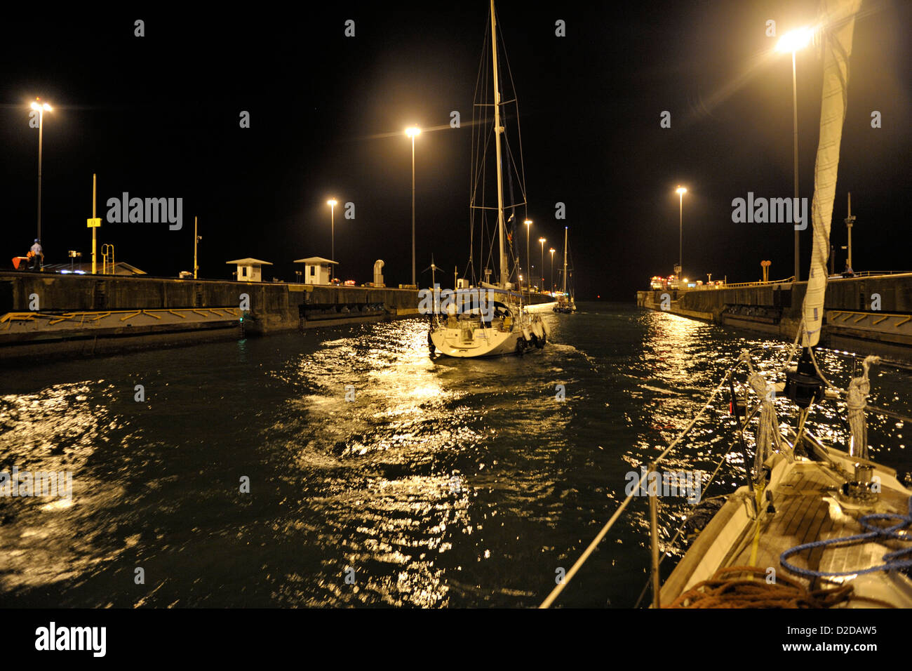 Due barche a vela lasciando Gatun Blocco dopo un tempo di notte il transito fino dall'Atlantico al Lago di Gatun. Canale di Panama Foto Stock