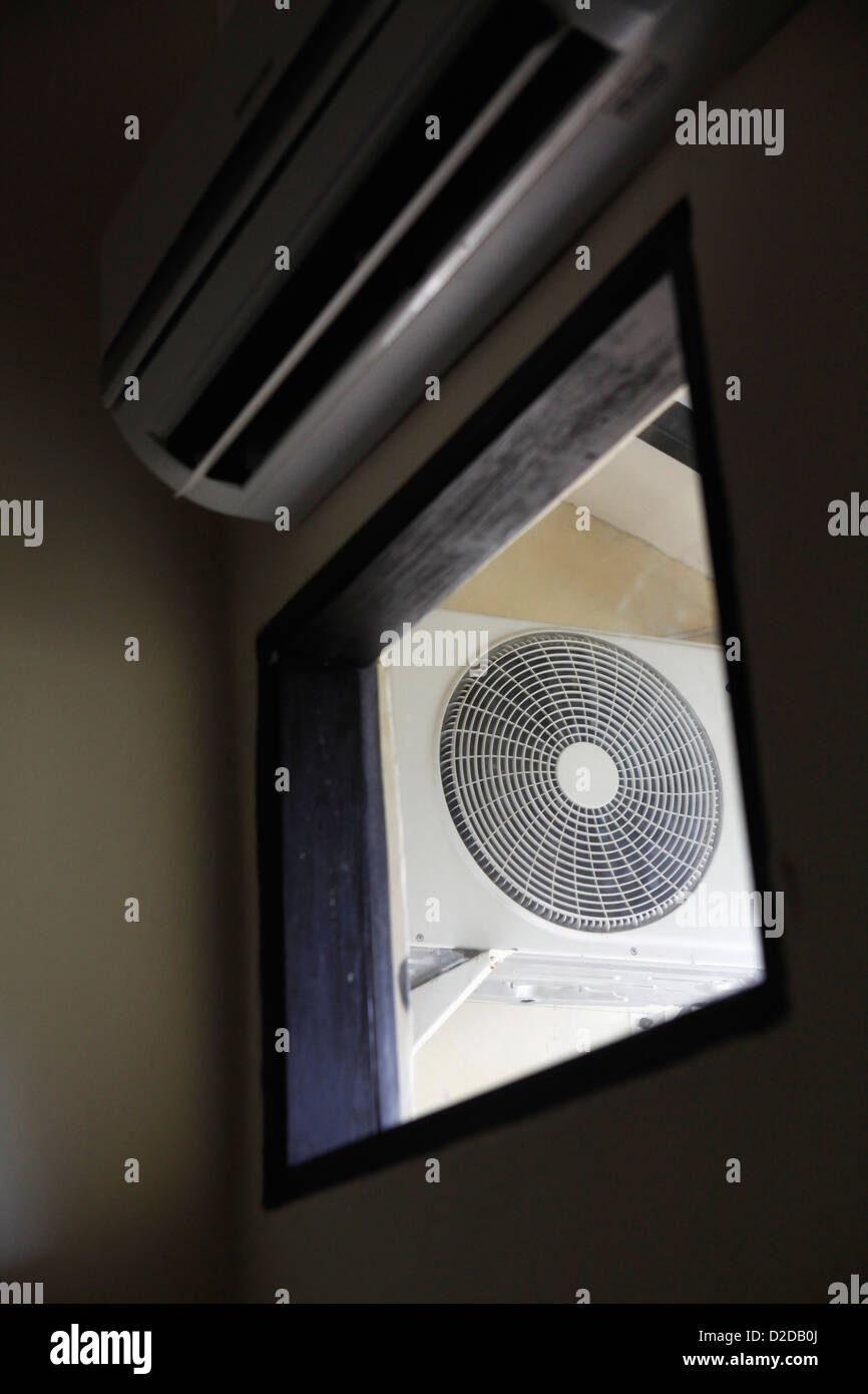 Un ventilatore elettrico visto attraverso una finestra, basso angolo di visione Foto Stock