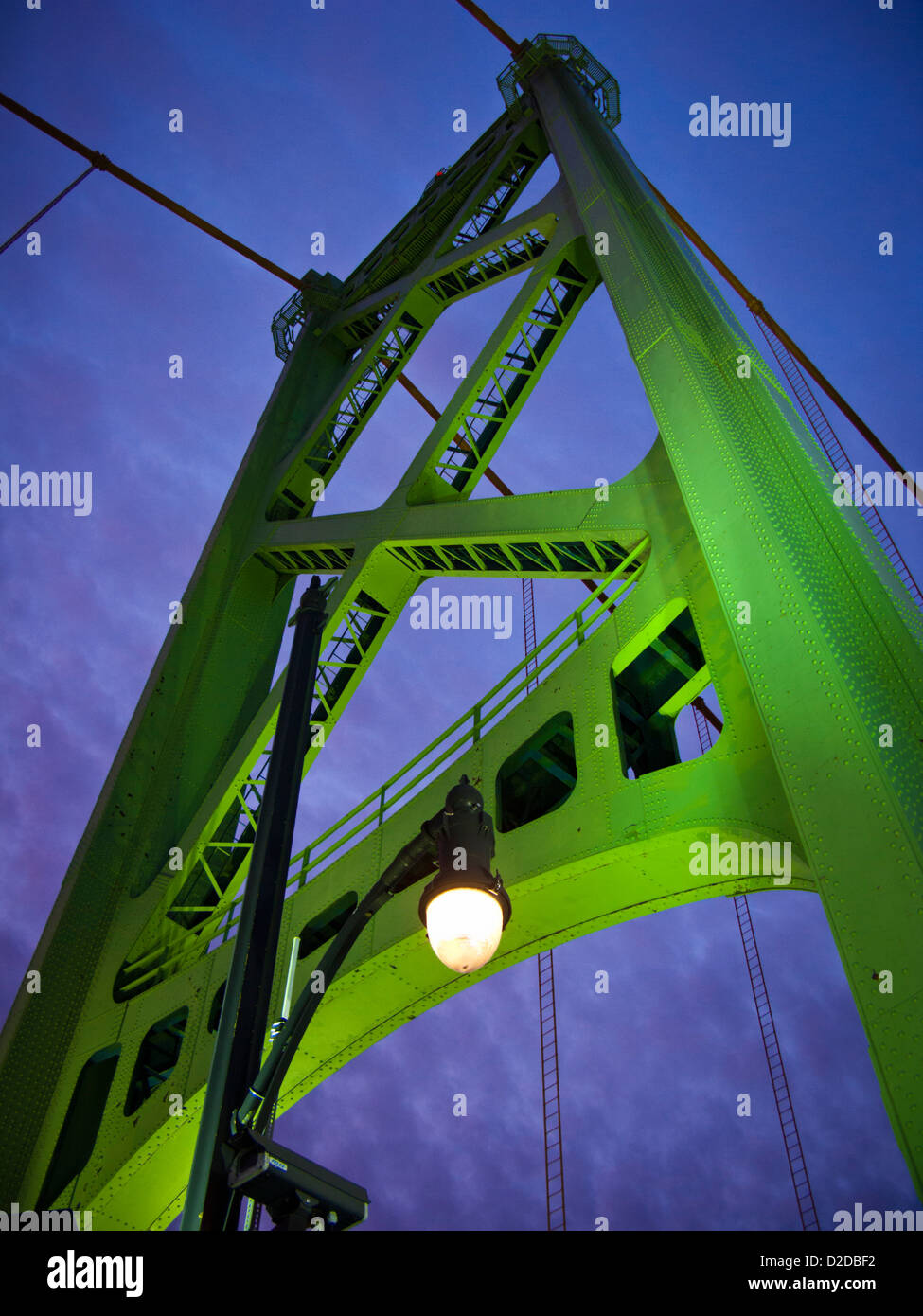 Una torre di Angus L. MacDonald ponte di sospensione è accesa fino al crepuscolo in Halifax, Nova Scotia, Canada. Foto Stock