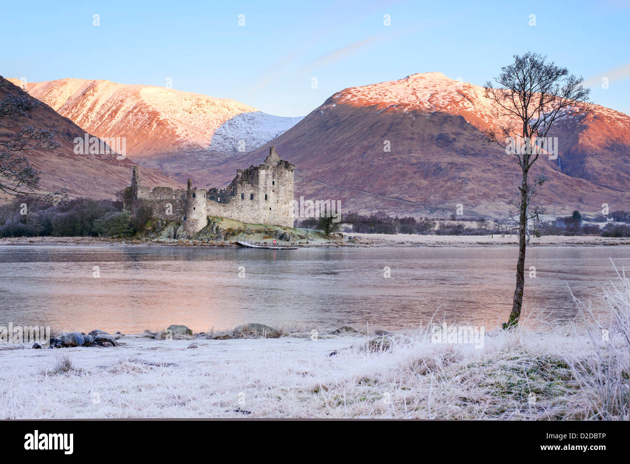 Vista sul Loch Awe di Kilchurn Castle nel Trossachs e Loch Lomond Park, Argyll & Bute, Scozia su un gelido inverno mattina Foto Stock