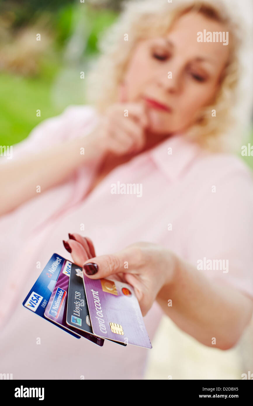 Donna che mantiene le carte di credito Foto Stock