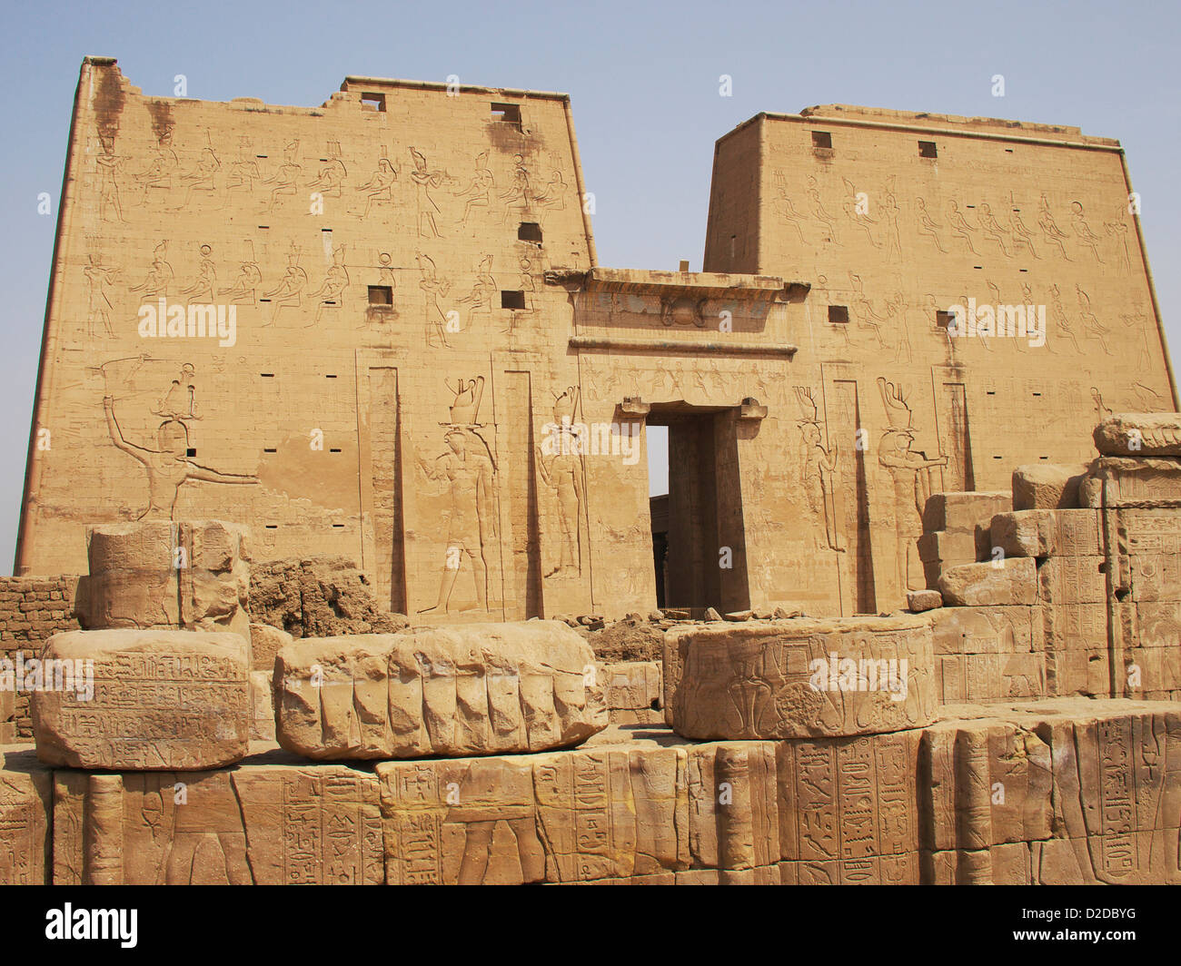 Il Tempio di Edfu è un antico tempio Egizio situato sulla sponda ovest del Nilo Foto Stock