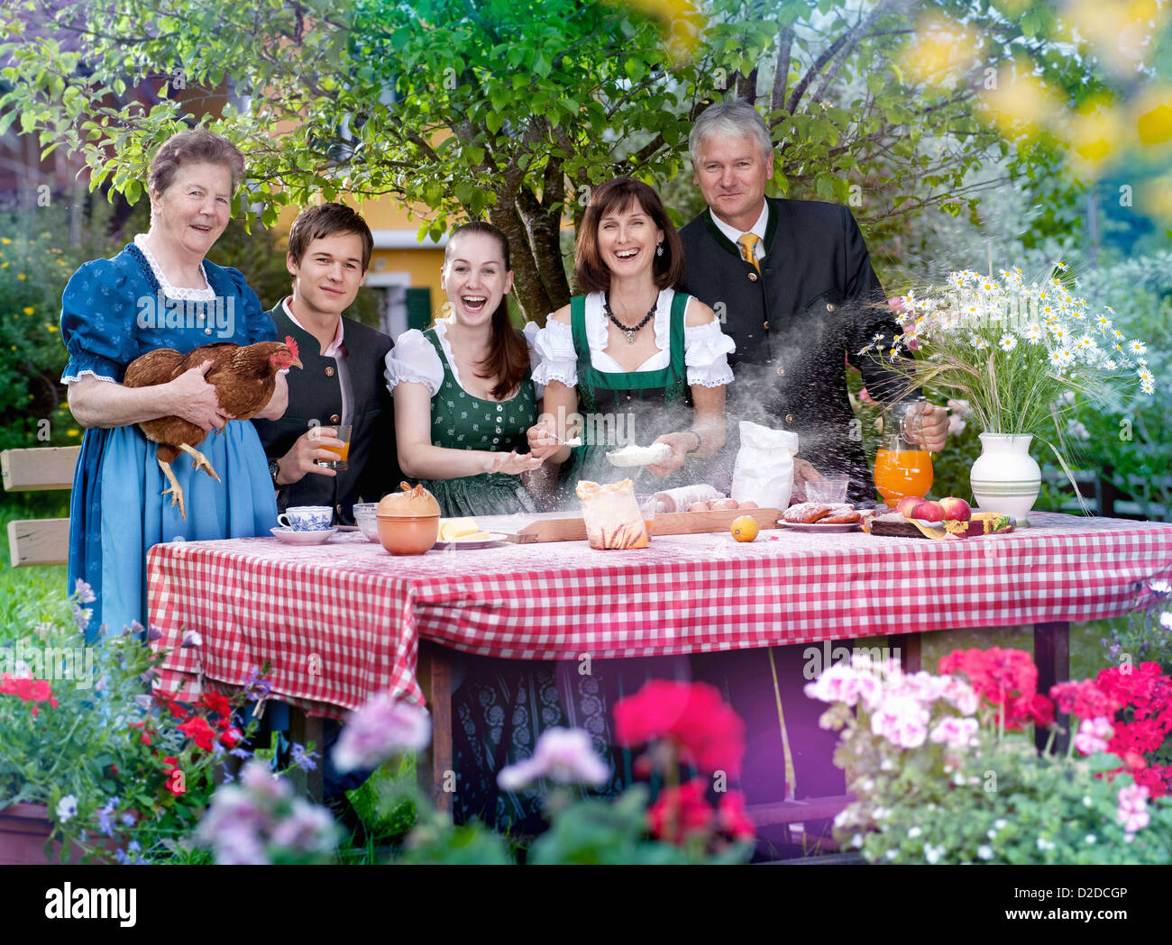 Famiglia in tradizionali abiti bavarese Foto Stock
