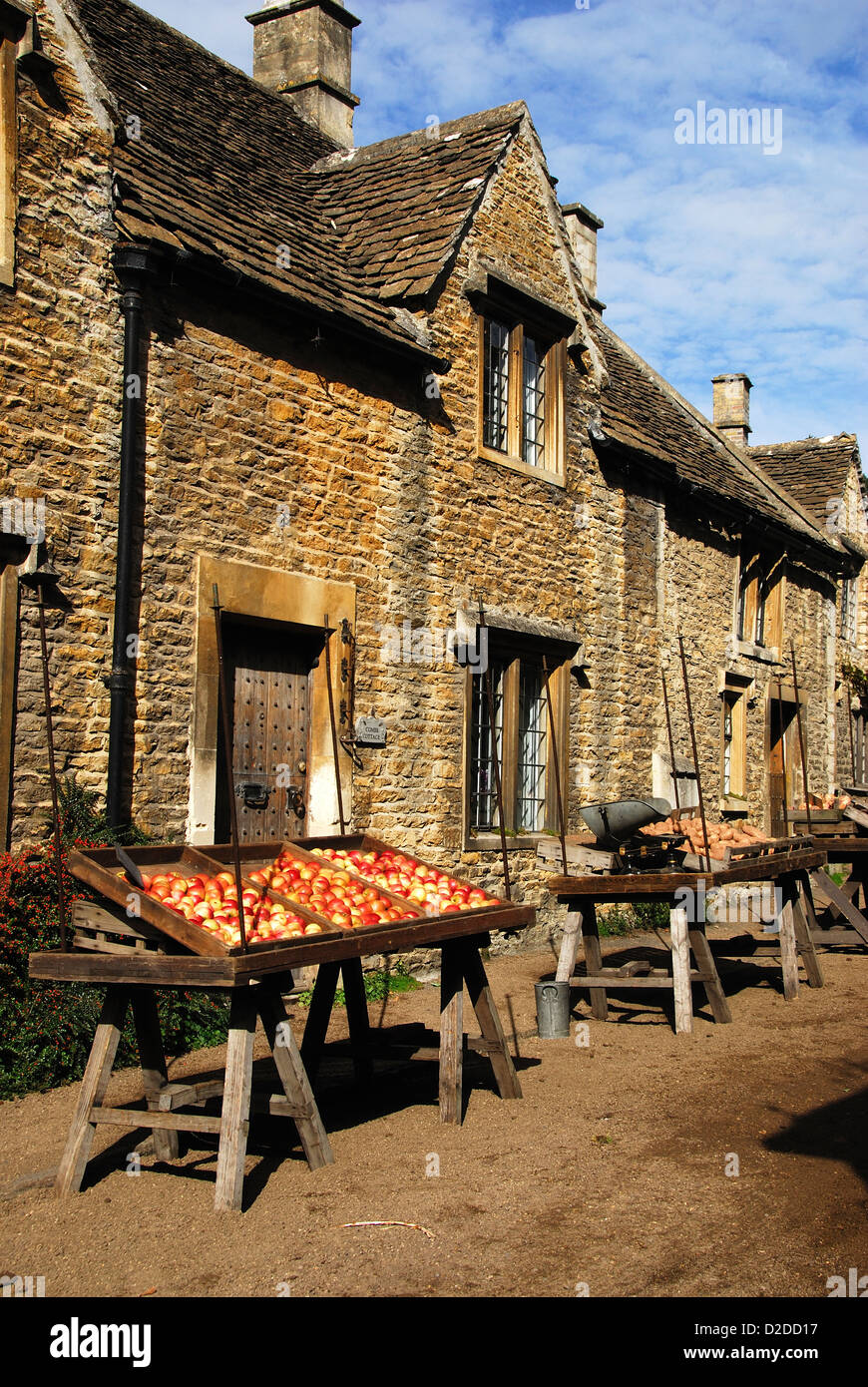 Le bancarelle del mercato a Castle Combe, Wiltshire, Regno Unito Foto Stock