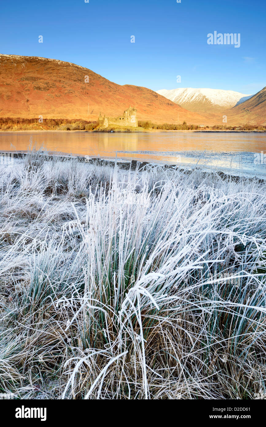 Vista sul Loch Awe di Kilchurn Castle nel Trossachs e Loch Lomond Park, Argyll & Bute, Scozia su un gelido inverno mattina Foto Stock