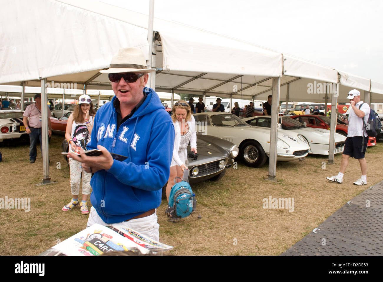 Chris Evans firma autografi a Carfest Nord 2012 Foto Stock