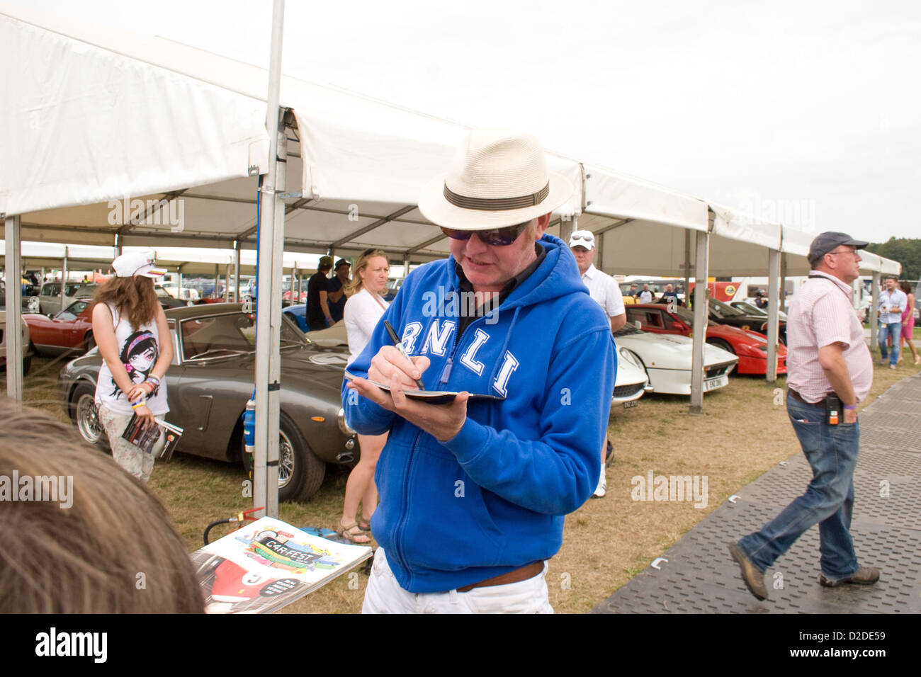 Chris Evans firma autografi a Carfest Nord 2012 Foto Stock