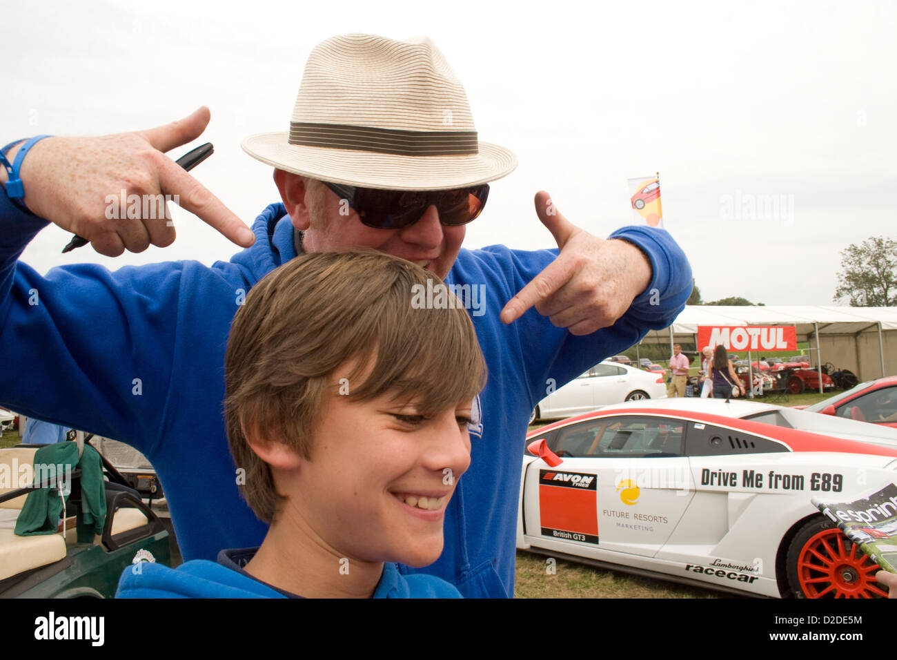 Chris Evans ingannare circa per una foto con un giovane fan a Carfest Nord 2012 Foto Stock