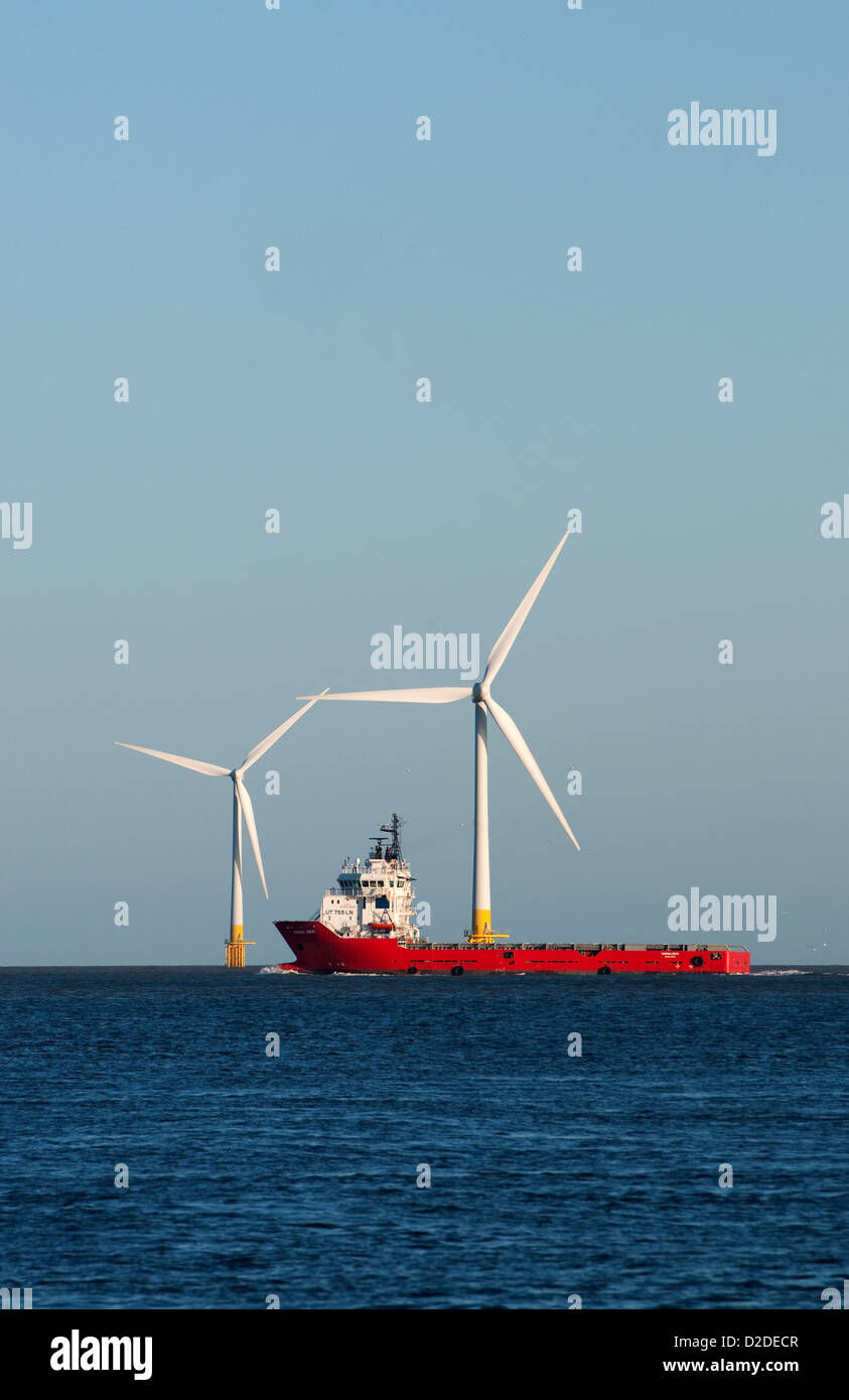 Il Durga Devi nave offshore, davanti al turbine eoliche a Scroby Sands al largo della costa di Great Yarmouth, Norfolk, Inghilterra Foto Stock