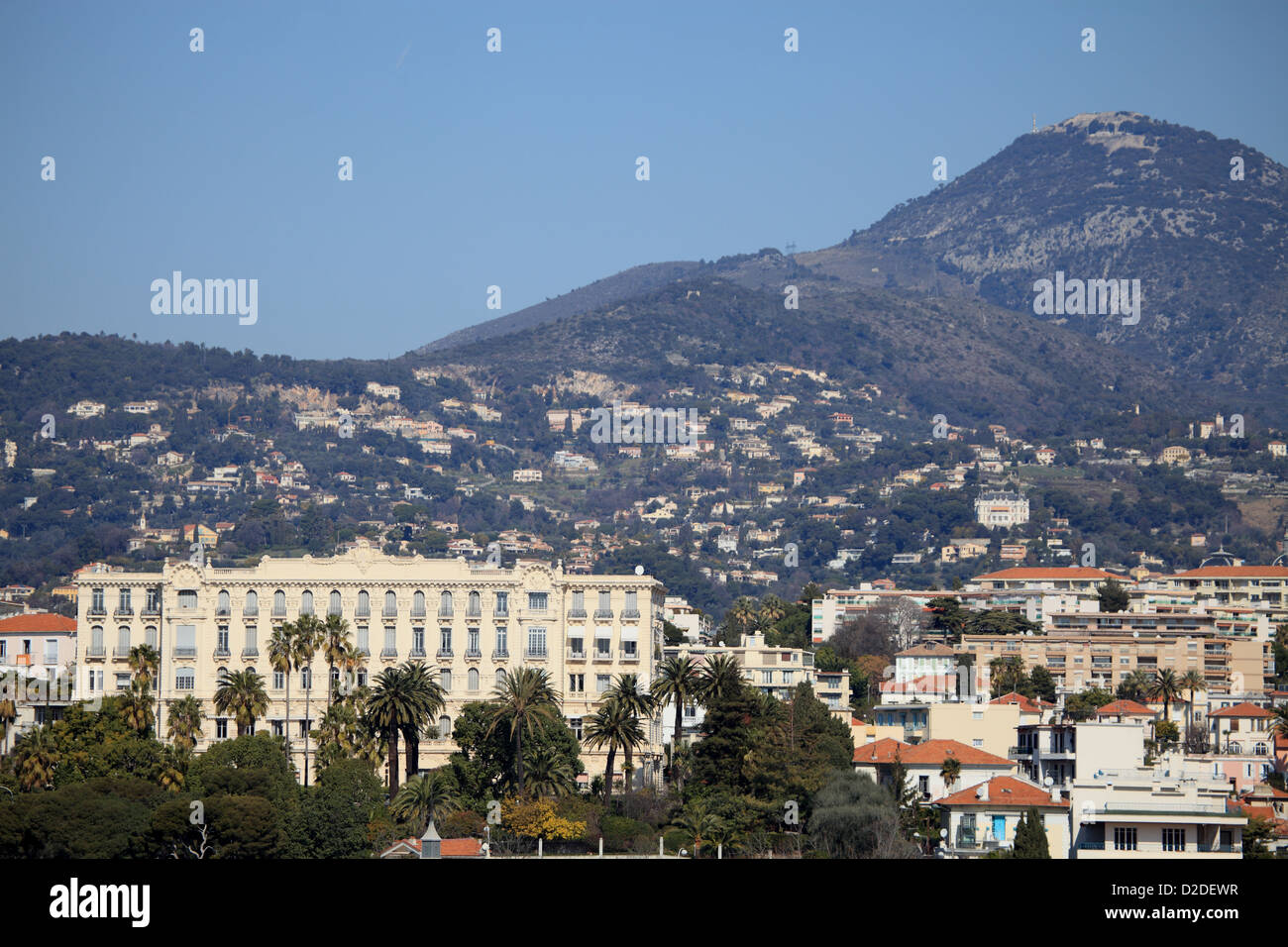 Pittoresca architettura della città di Nizza con la montagna in background Foto Stock