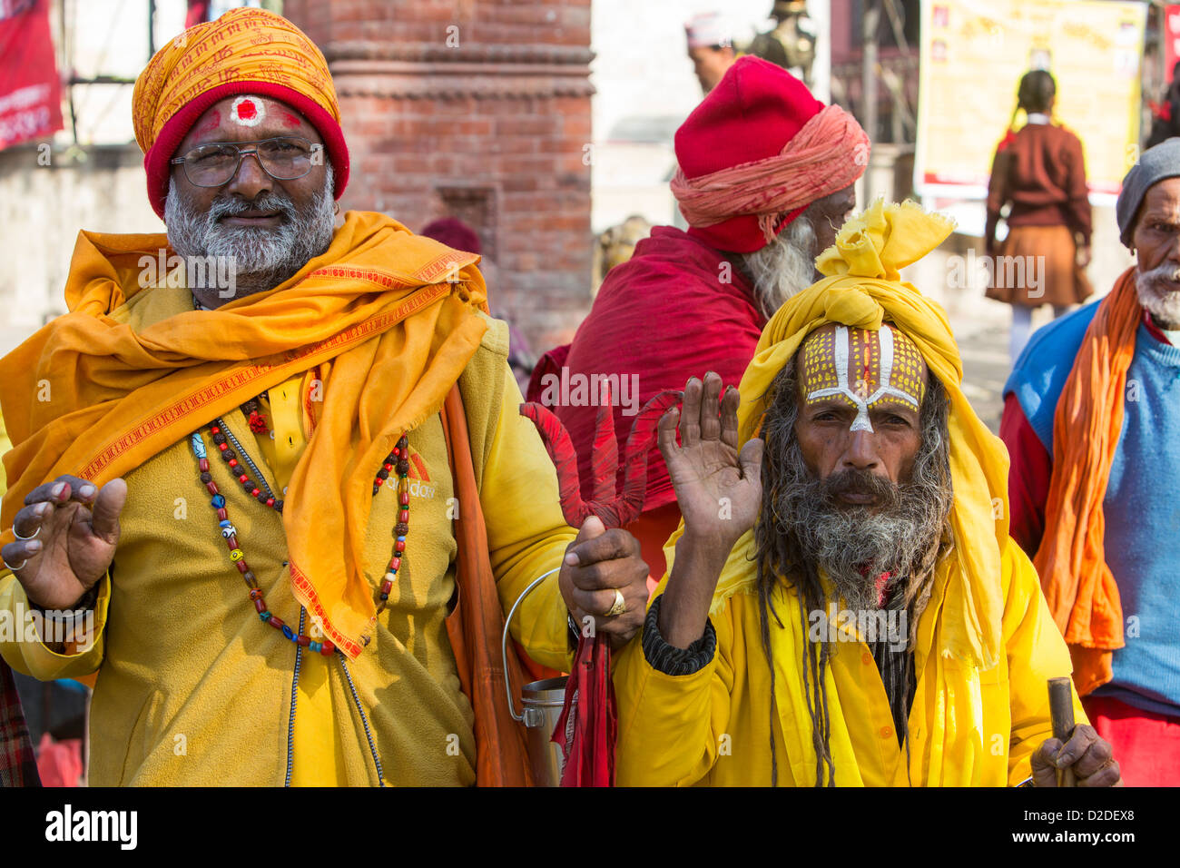 Sadhu o indù uomo santo a Kathmandu, Nepal. Sadhus sono gli uomini che hanno rinunciato a tutto il materiale di allegati Foto Stock