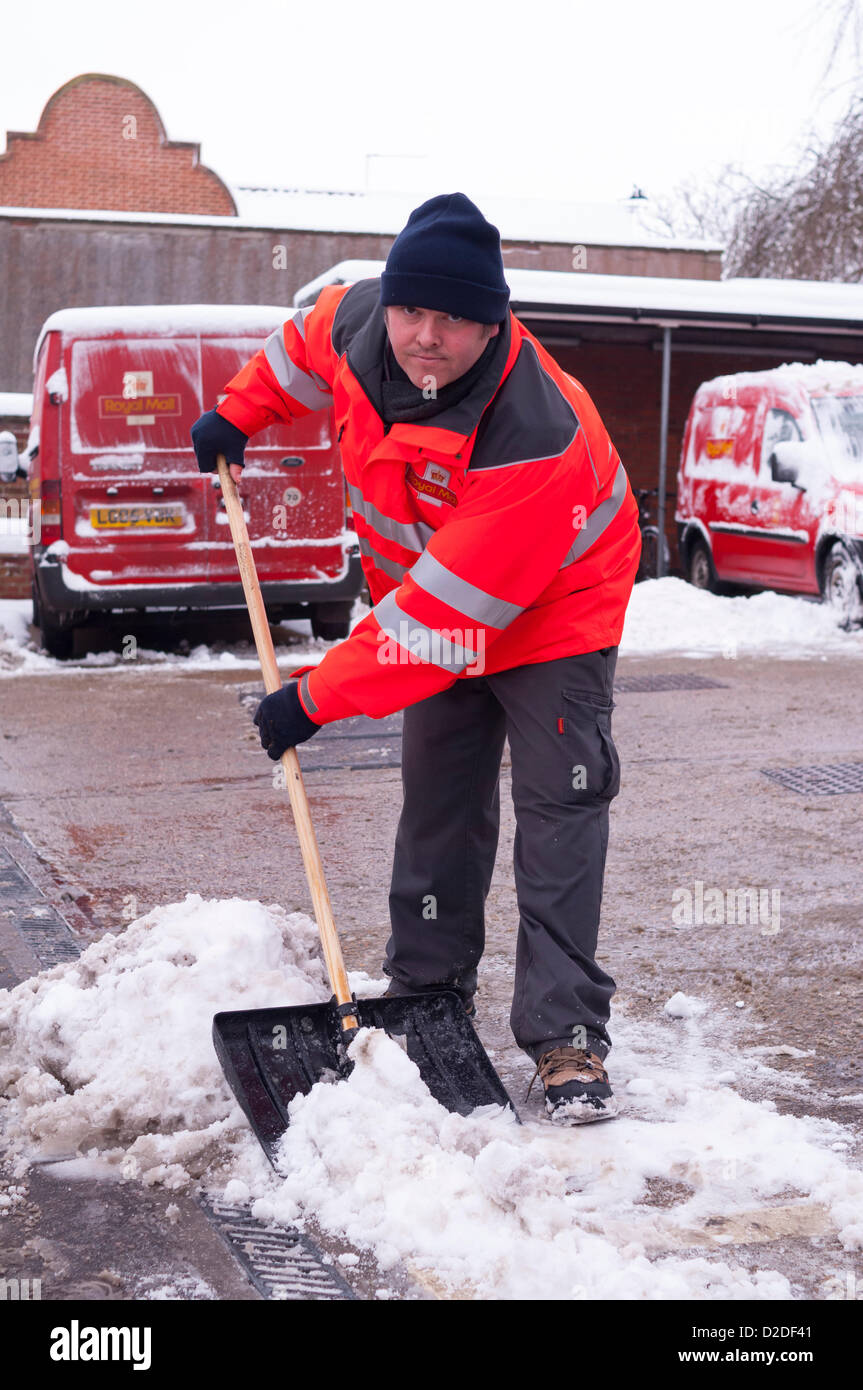 Beccles, Suffolk, Regno Unito. Il 21 gennaio 2013. Un Royal Mail portalettere lo sgombero neve dal cantiere come le consegne non riescono ad ottenere attraverso a causa di neve pesante a Beccles. Foto Stock