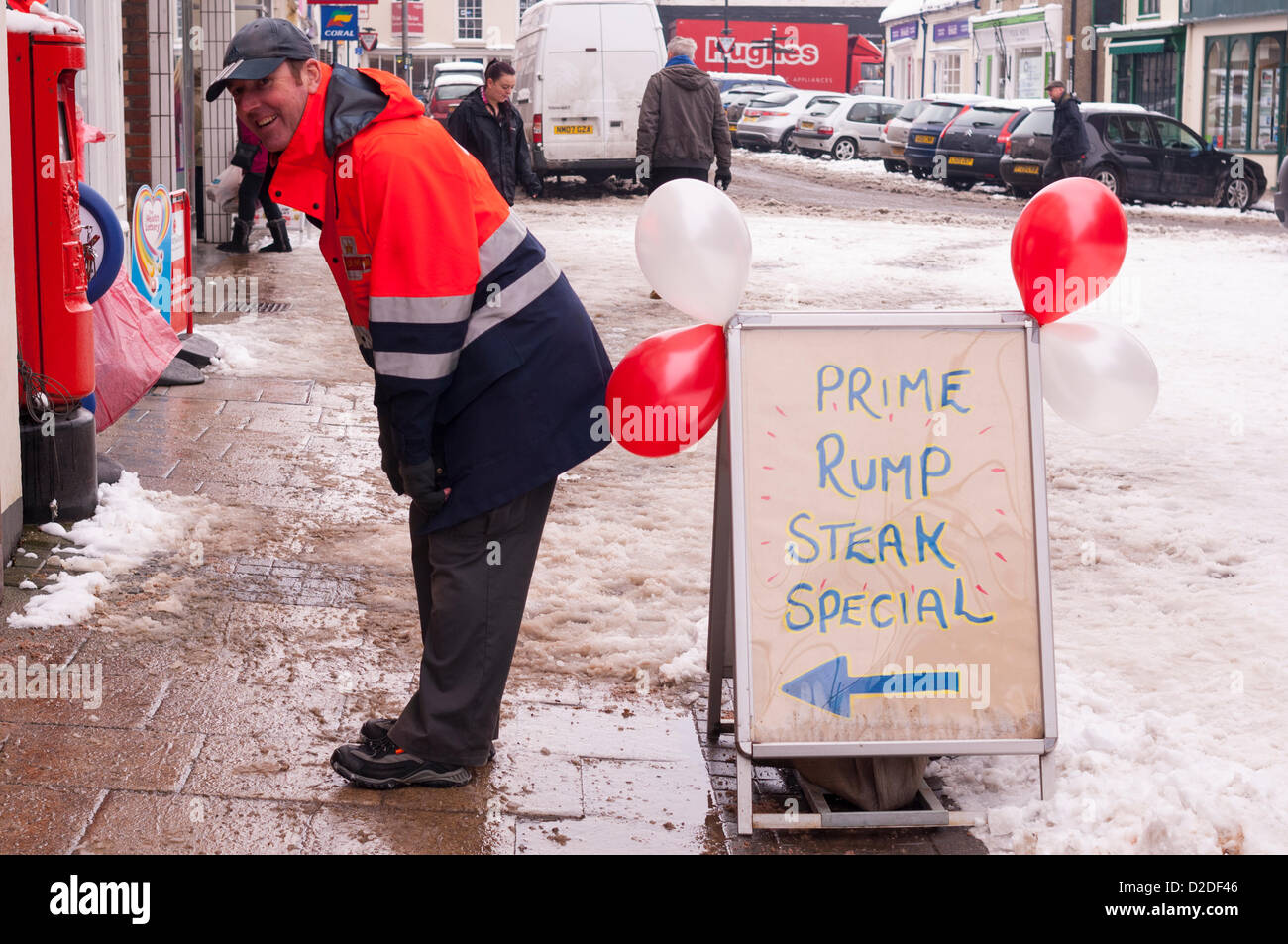 Beccles, Suffolk, Regno Unito. Il 21 gennaio 2013. Un Royal Mail portalettere godendo la neve a Beccles. Foto Stock