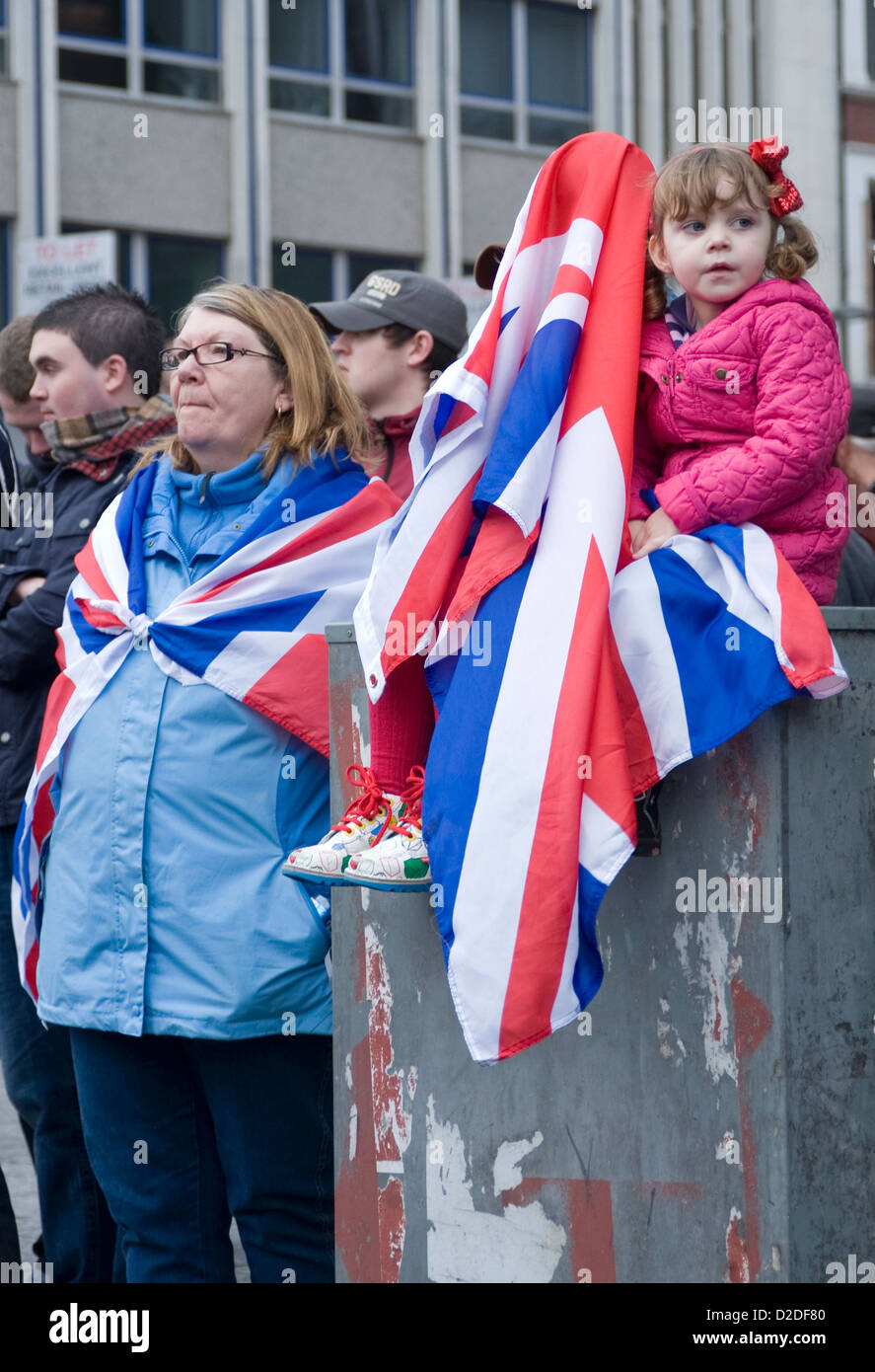 Donna e bambini a bandiera protesta, Municipio di Belfast. Foto Stock