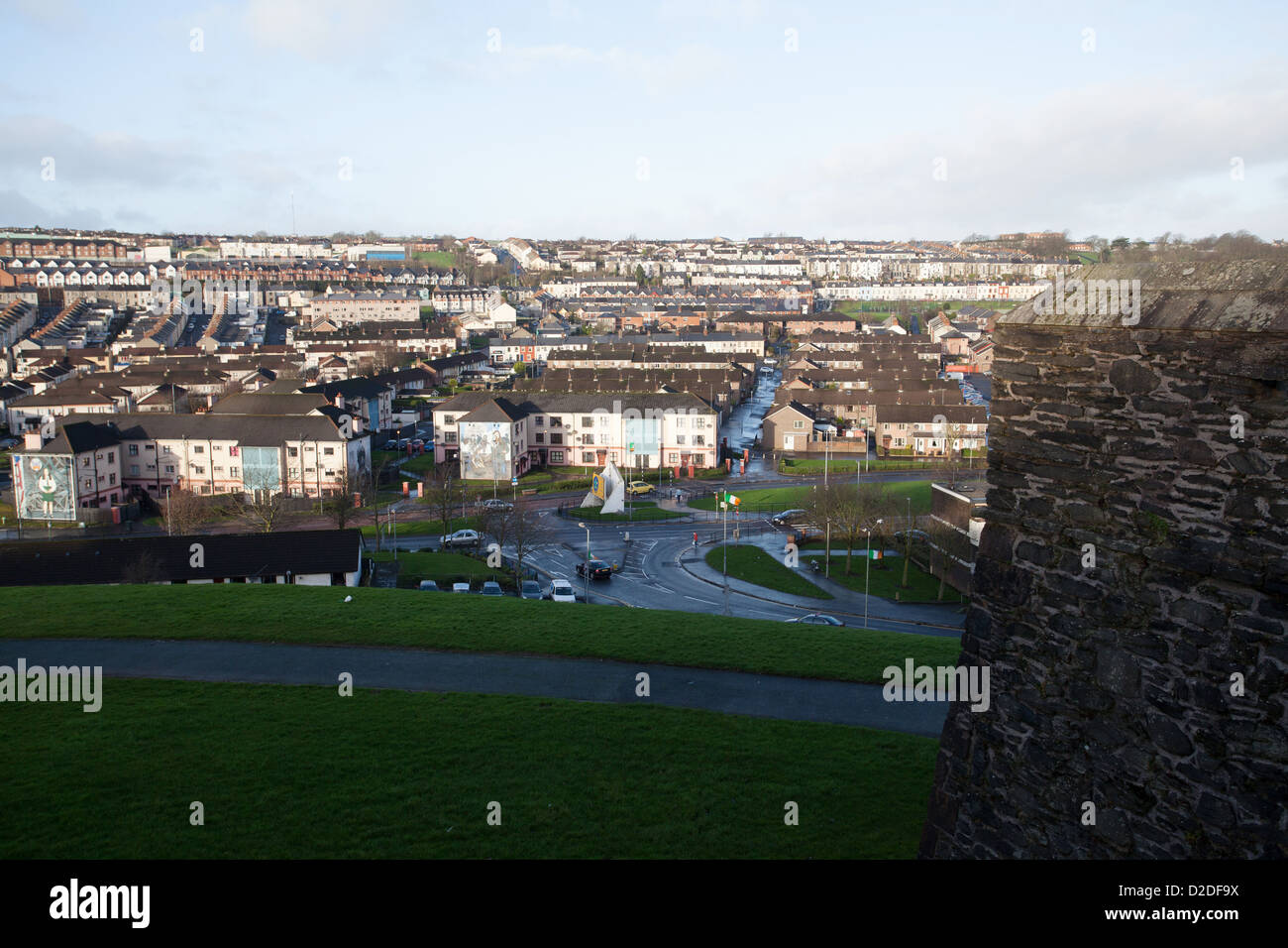 Vista del Bogside compresi due murali repubblicano Derry Londonderry Irlanda del Nord dalle mura della città Foto Stock