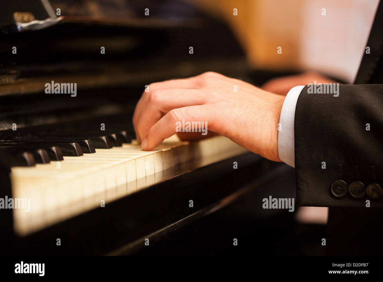 Close up di un musicista di suonare una tastiera di pianoforte Foto Stock