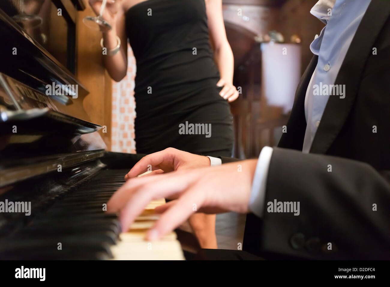 L'uomo suonare il pianoforte per la sua ragazza Foto Stock