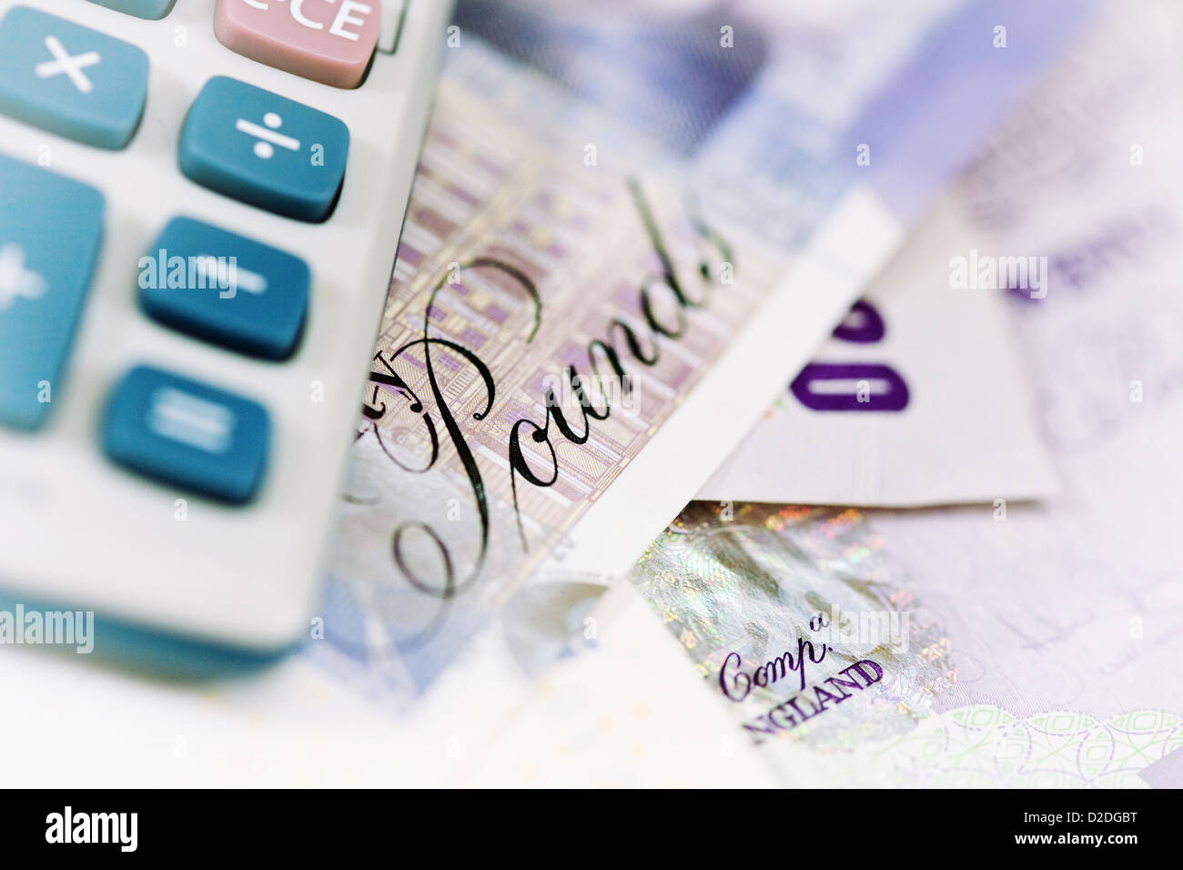 Close-up di una calcolatrice e banca britannica note. Messa a fuoco selettiva e soft bianca vignette. Foto Stock