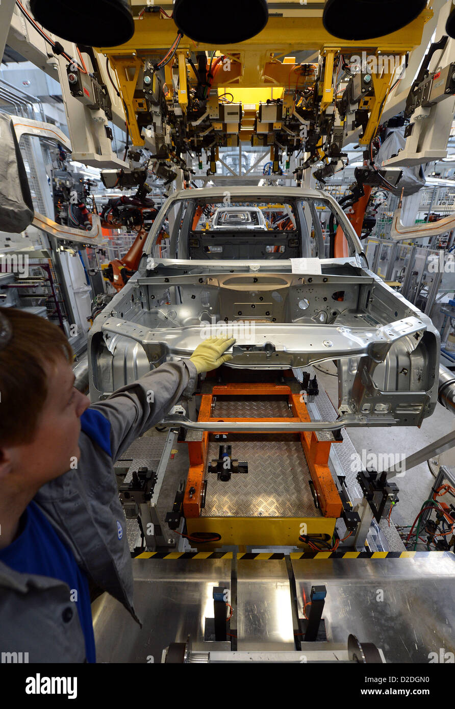 I dipendenti VW sta lavorando a una linea di produzione per la Amarok, il 14 marzo 2012, presso la Volkswagen Veicoli Commerciali stabilimento di Hannover. La produzione del pick-up Amarok in Hannover inizia giovedì 3 maggio 2012. Foto Stock