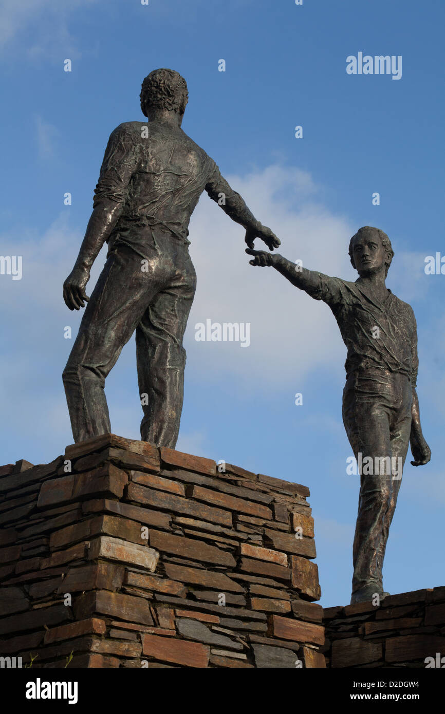 Le mani attraverso la divisione scultura in bronzo di Maurice Harron Derry Londonderry Irlanda del Nord Foto Stock