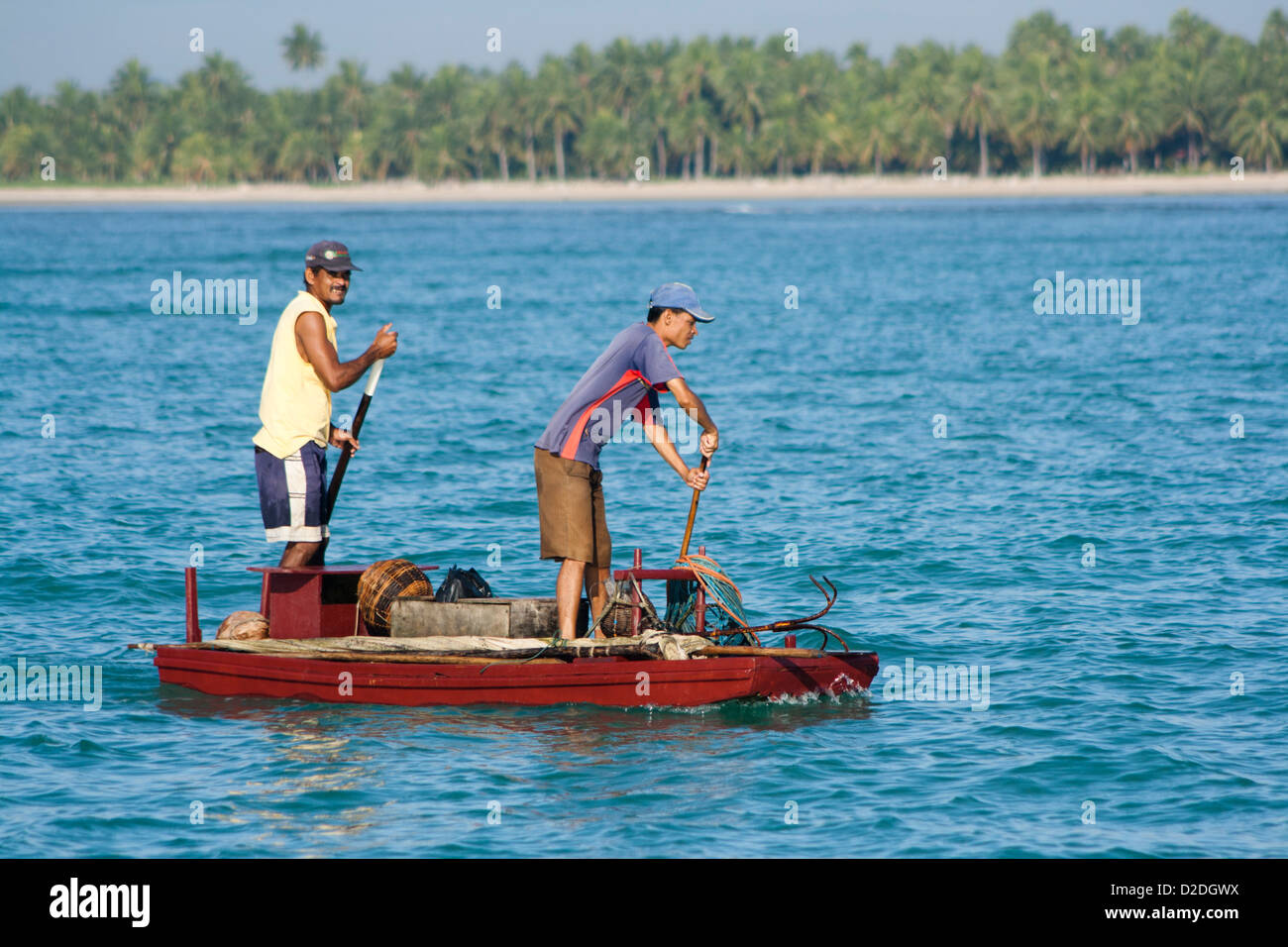 La popolazione locale in piccolo gommone a Barra de Camaragibe, Alagoas, Brasile Foto Stock