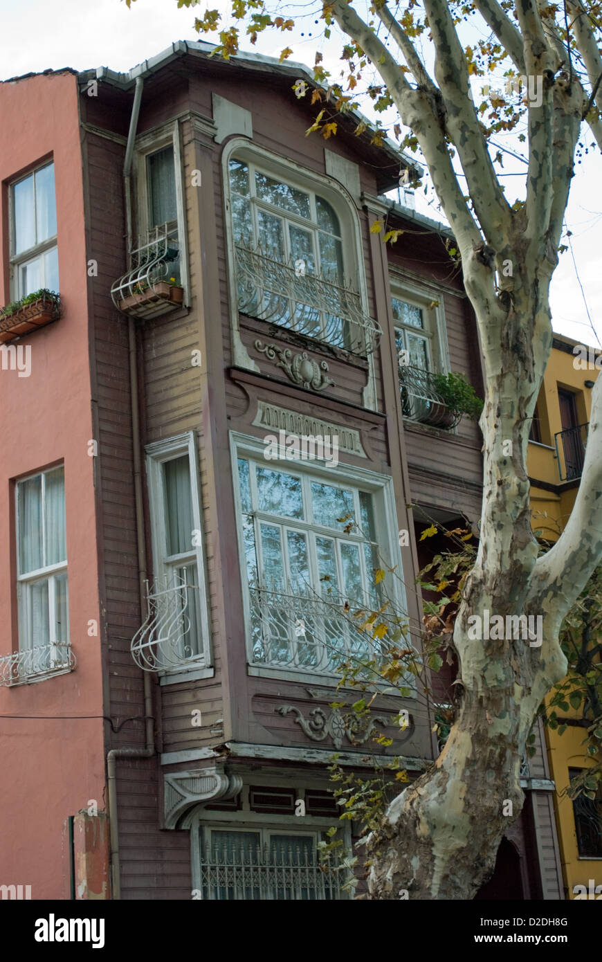 Un buon esempio di un edificio del XIX secolo casa in legno in Kuzguncuk, parte della 'Vecchia Istanbul' sul Bhosphorous. Foto Stock