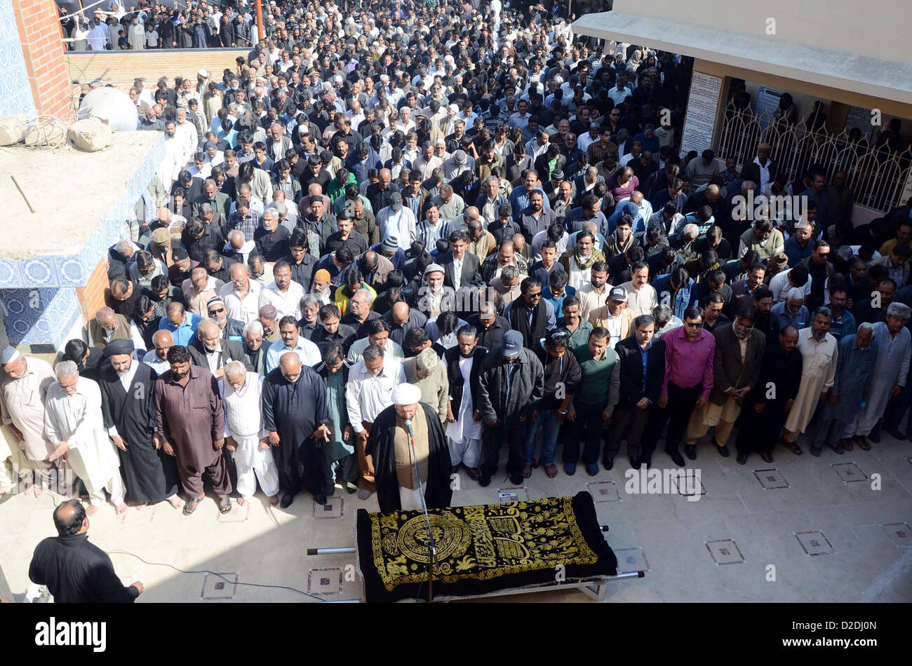 Le persone offrono orazione funebre del famoso cantante pakistano Mehnaz iniziata, che è morto all età di 54 anno in Bahrein, a Incholi Imambargah a Karachi il lunedì, 21 Gennaio 2013 Foto Stock