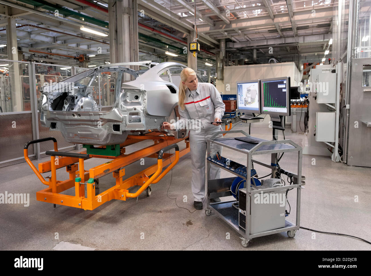 Un Audi dipendente controlla il corpo del 29 febbraio 2012 presso la fabbrica di Audi a Ingolstadt. Foto Stock