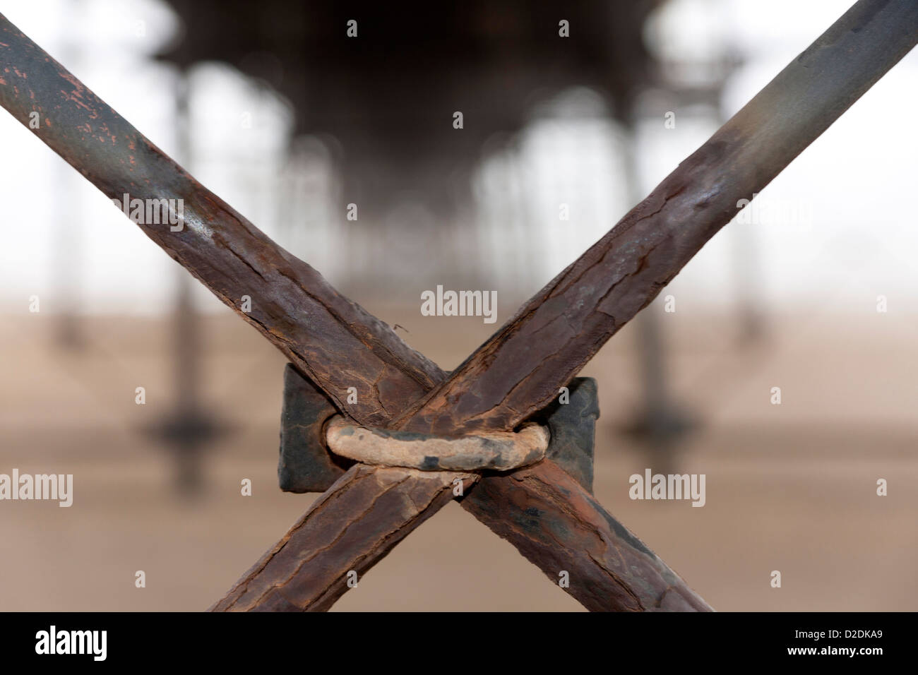 Rusty supporto metallico di un molo sul mare. Foto Stock