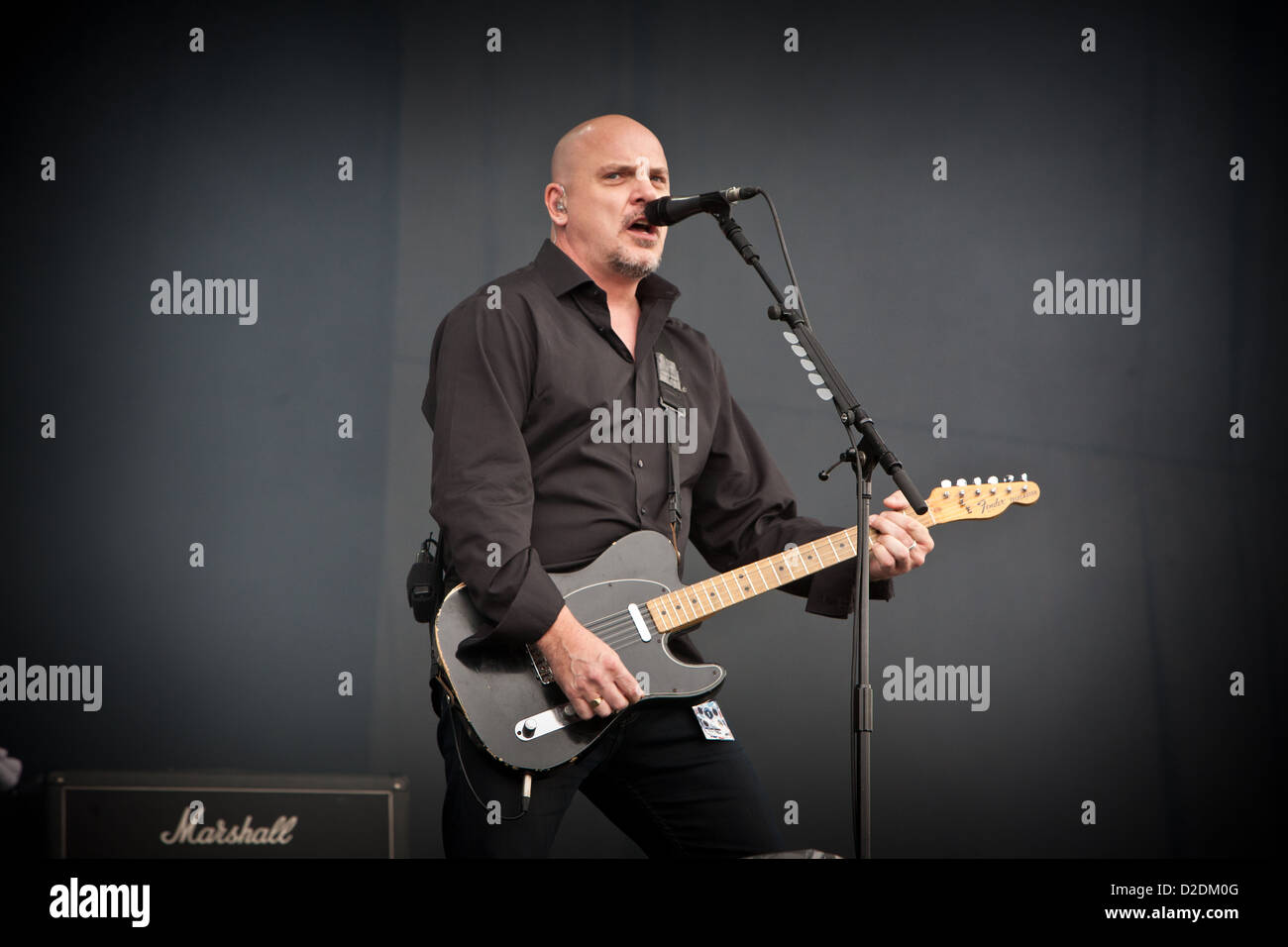 Gli Stranglers chitarrista e cantante BAZ WARNE sul palco a V Festival, Essex Foto Stock