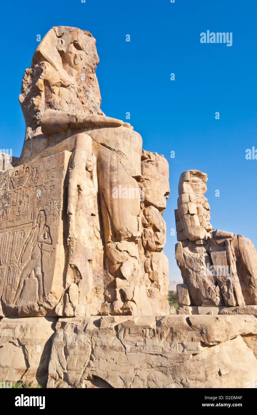 Due statue gigantesche note come i Colossi di Memnon west bank di Luxor Egitto Medio Oriente Foto Stock