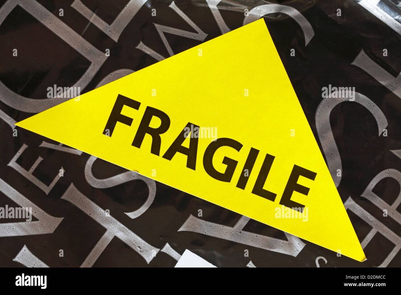 Giallo etichetta fragile bloccato sul Debenhams sacchetto di plastica del pacco da Debenhams diretto ordine online Foto Stock