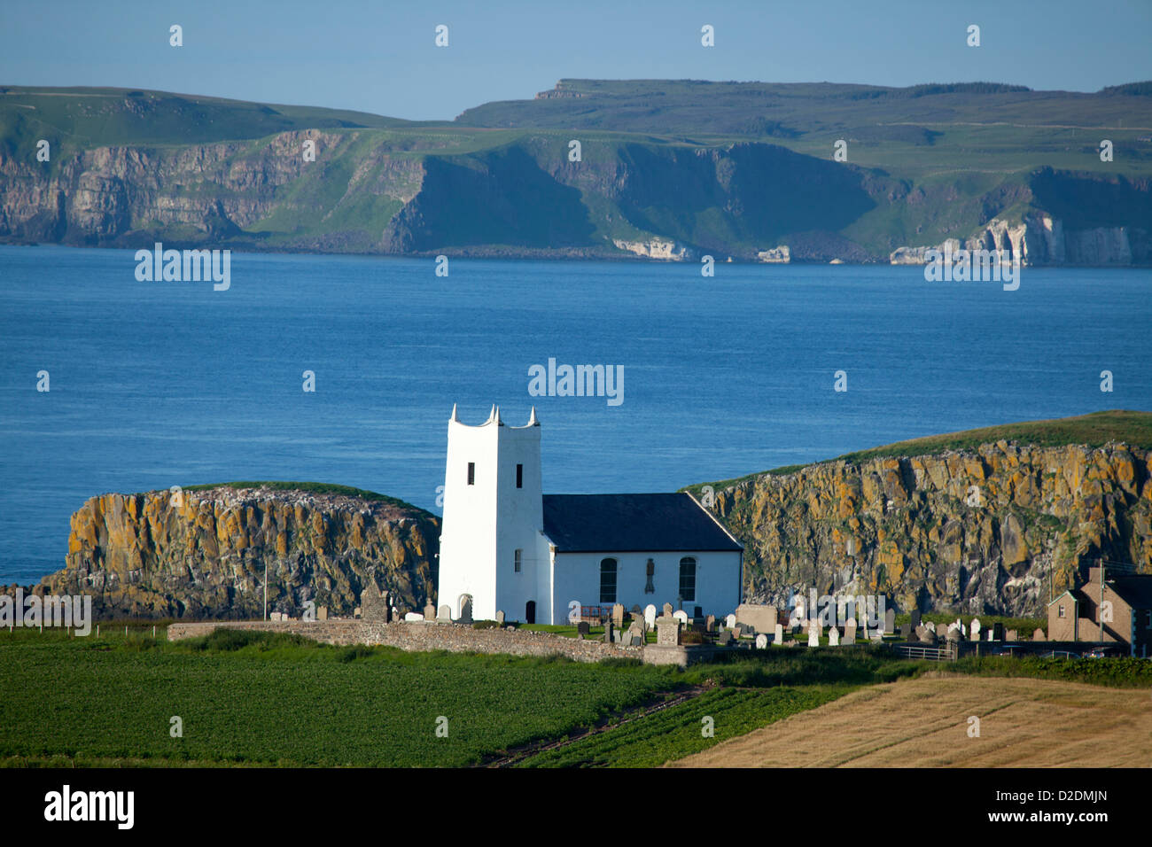 Vista su Ballintoy Chiesa di Rathlin Island. La Causeway Coast, County Antrim, Irlanda del Nord. Foto Stock