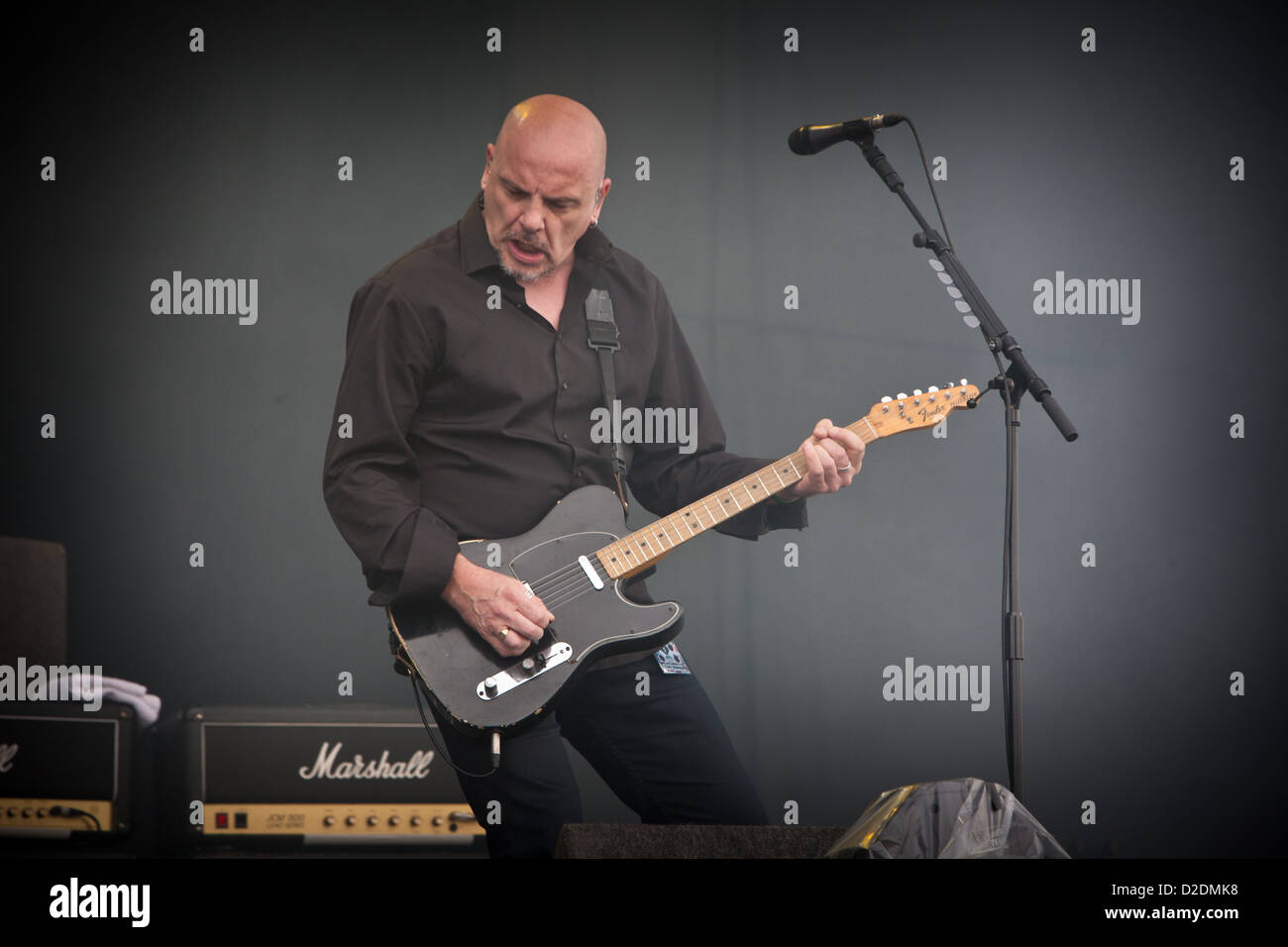 Gli Stranglers chitarrista e cantante BAZ WARNE sul palco a V Festival, Essex Foto Stock