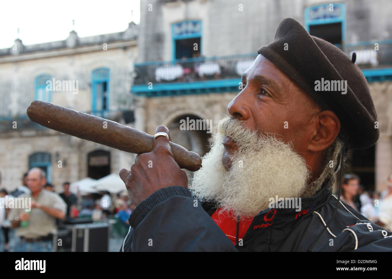 Uomo cubano di fumare un sigaro Foto Stock