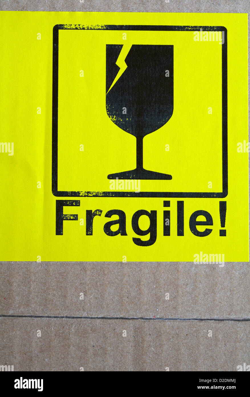 Fragile adesivo in vetro marrone sulla scatola di cartone Foto Stock