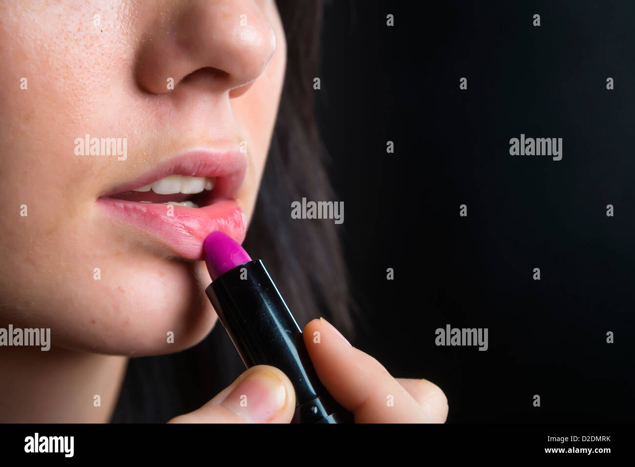 In prossimità della sezione di faccia di adolescente di sesso femminile, capelli scuri, rossetto, 18 anni, caucasiche Foto Stock