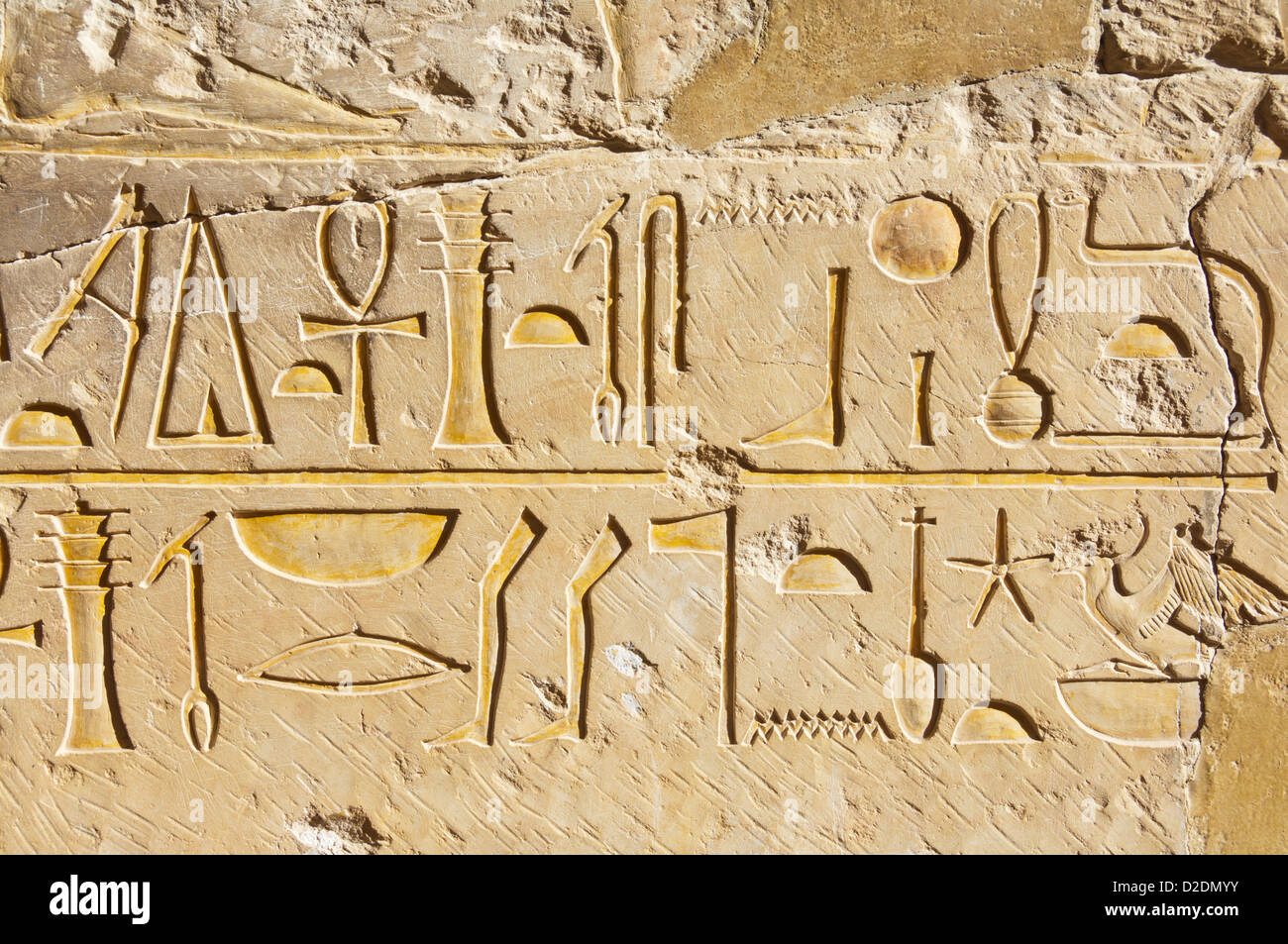Geroglifici sui pilastri del portico alla terza terrazza del Tempio di Hatshepsut sulla riva occidentale di Luxor in Egitto Foto Stock