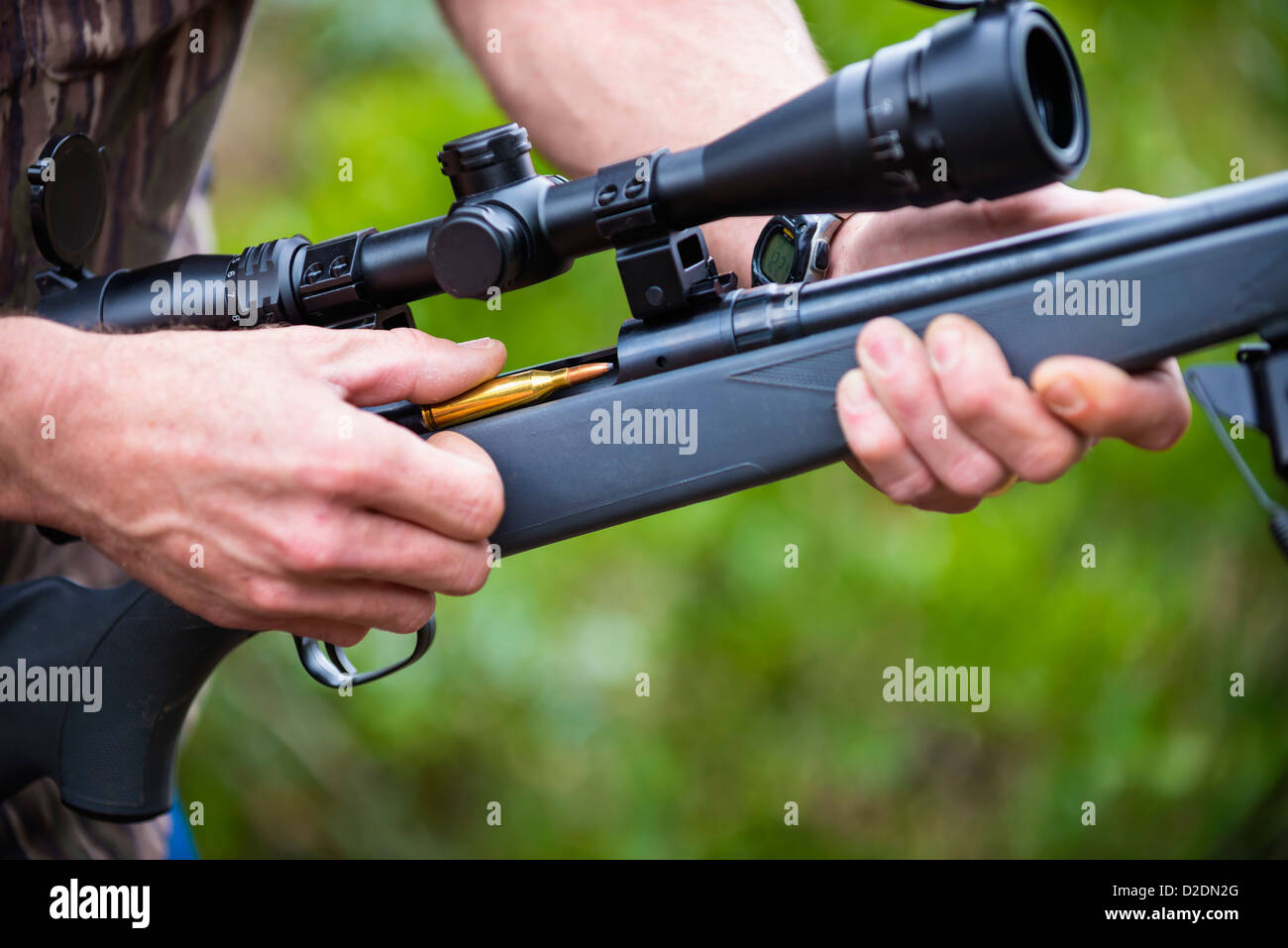 Chiusura del caricamento di un fucile da caccia pistola arma da fuoco munizioni con proiettili Foto Stock