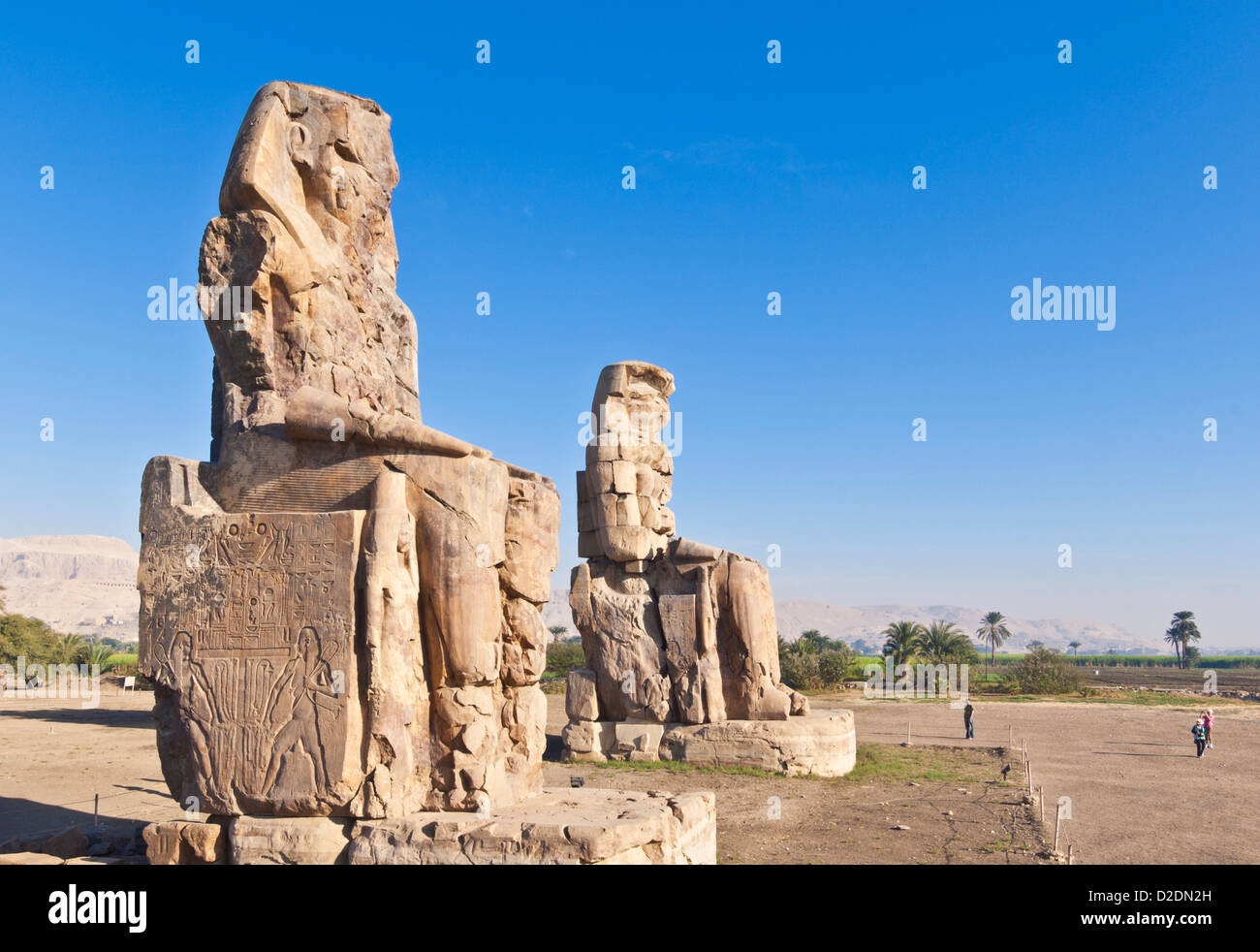 Due statue gigantesche note come i Colossi di Memnon west bank di Luxor Egitto Medio Oriente Foto Stock