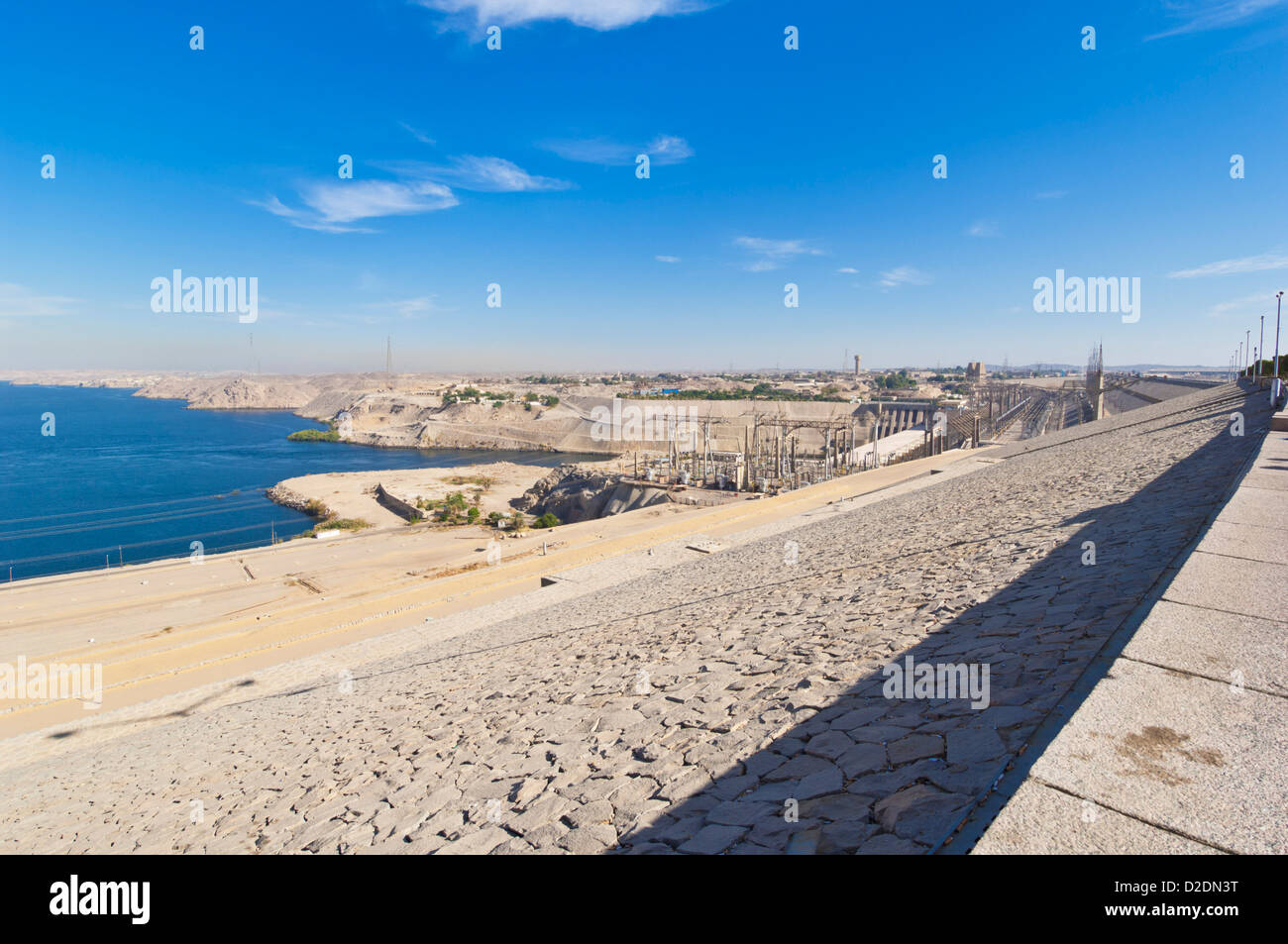 Il lago di nassar e Aswan alta diga parete con la costruzione in corso Aswan Egitto Medio Oriente Foto Stock